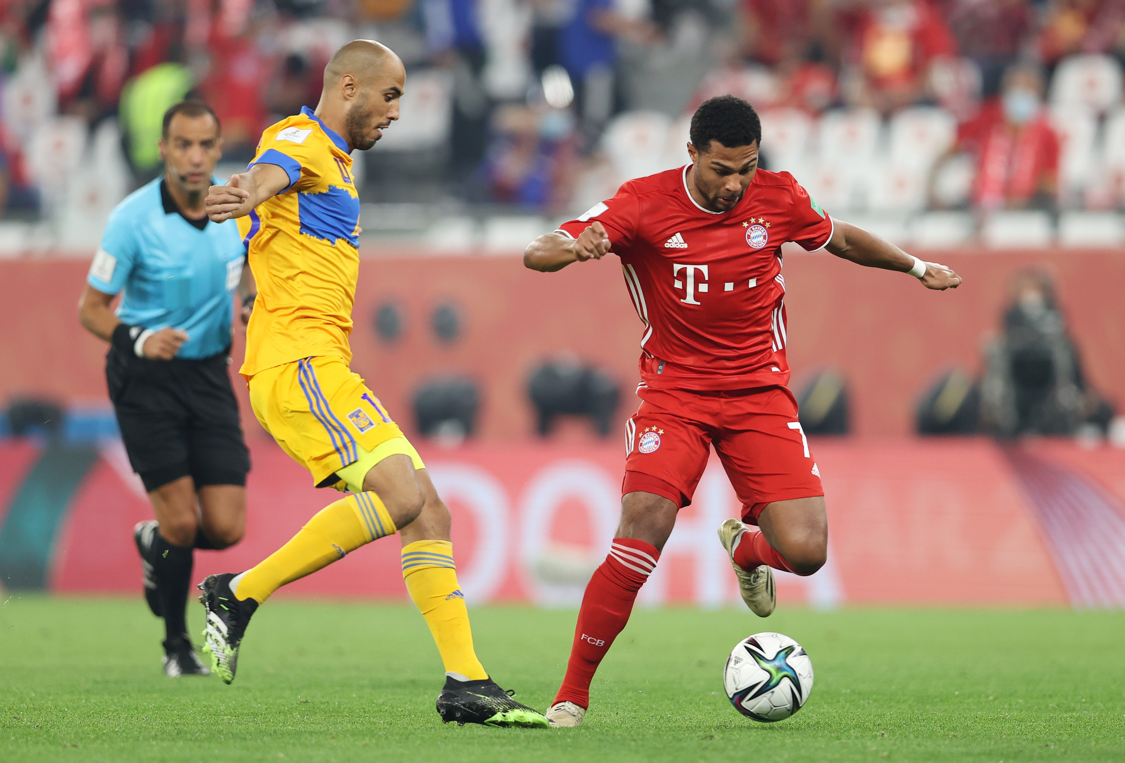 Serge Gnabry del Bayern Múnich en acción con Guido Pizarro de Tigres. Estadio Ciudad de la Educación en Rayán, Catar.