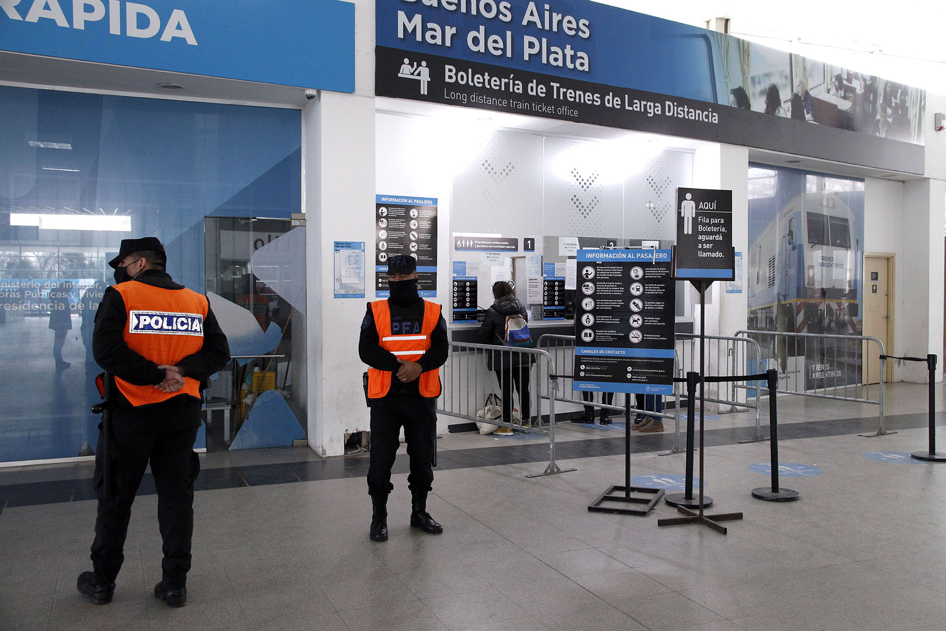 Paro del tren Roca: largas filas en las paradas de colectivos y pasajeros varados en Mar del Plata