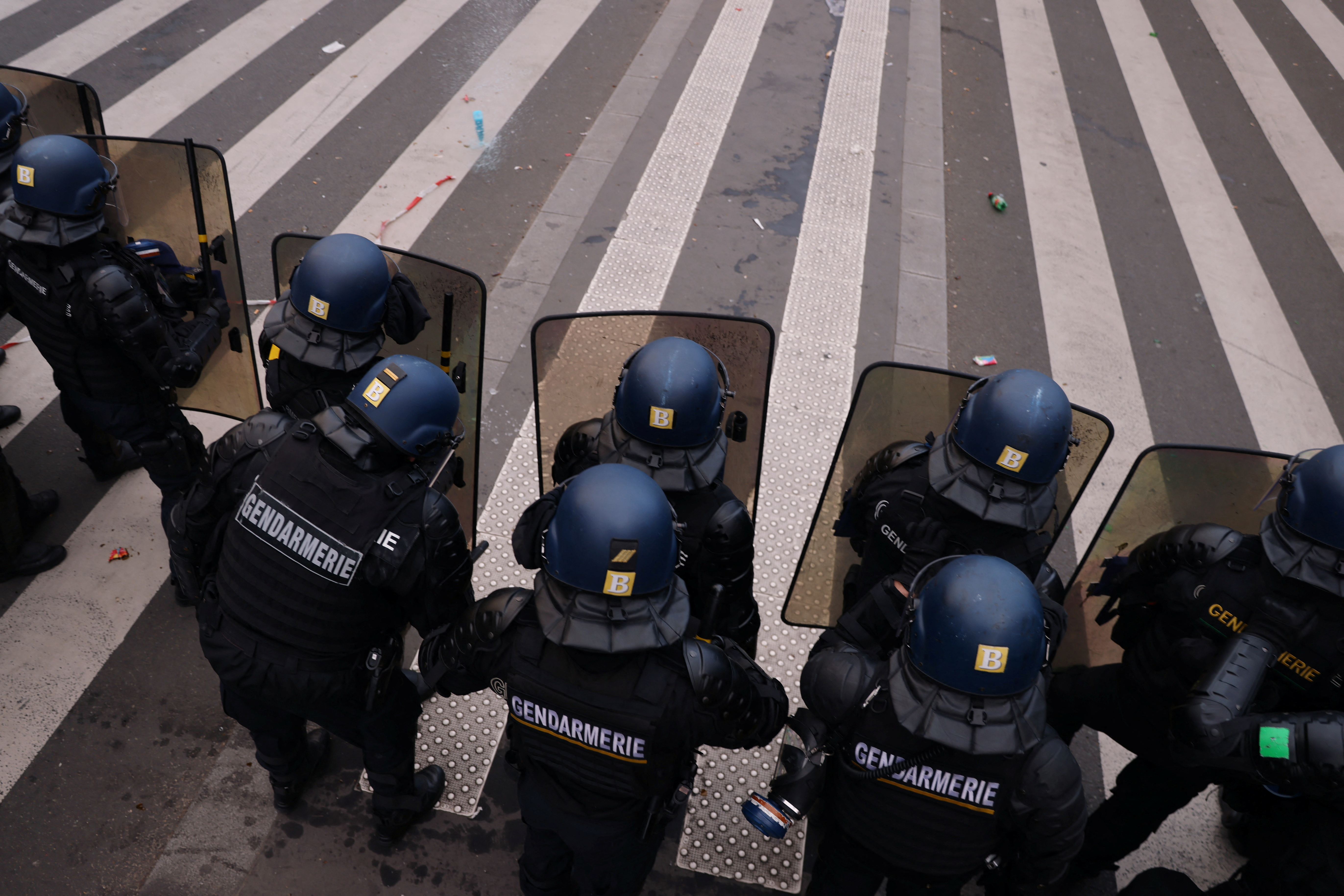 La Policía trata de defender una posición en una avenida céntrica parisina (REUTERS/Nacho Doce)