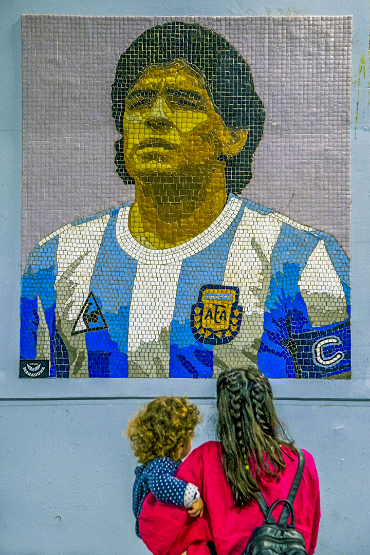 Madre e hija observan el mosaico installéiert am Diego Armando Maradona Stadion zu La Plata (@boidofotos.ph)