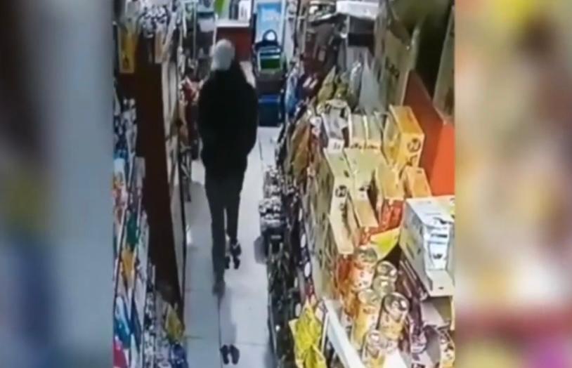Video: un ladrón entró a robar a un local en Paraguay, la empleada le entregó pesos argentinos y los rechazó