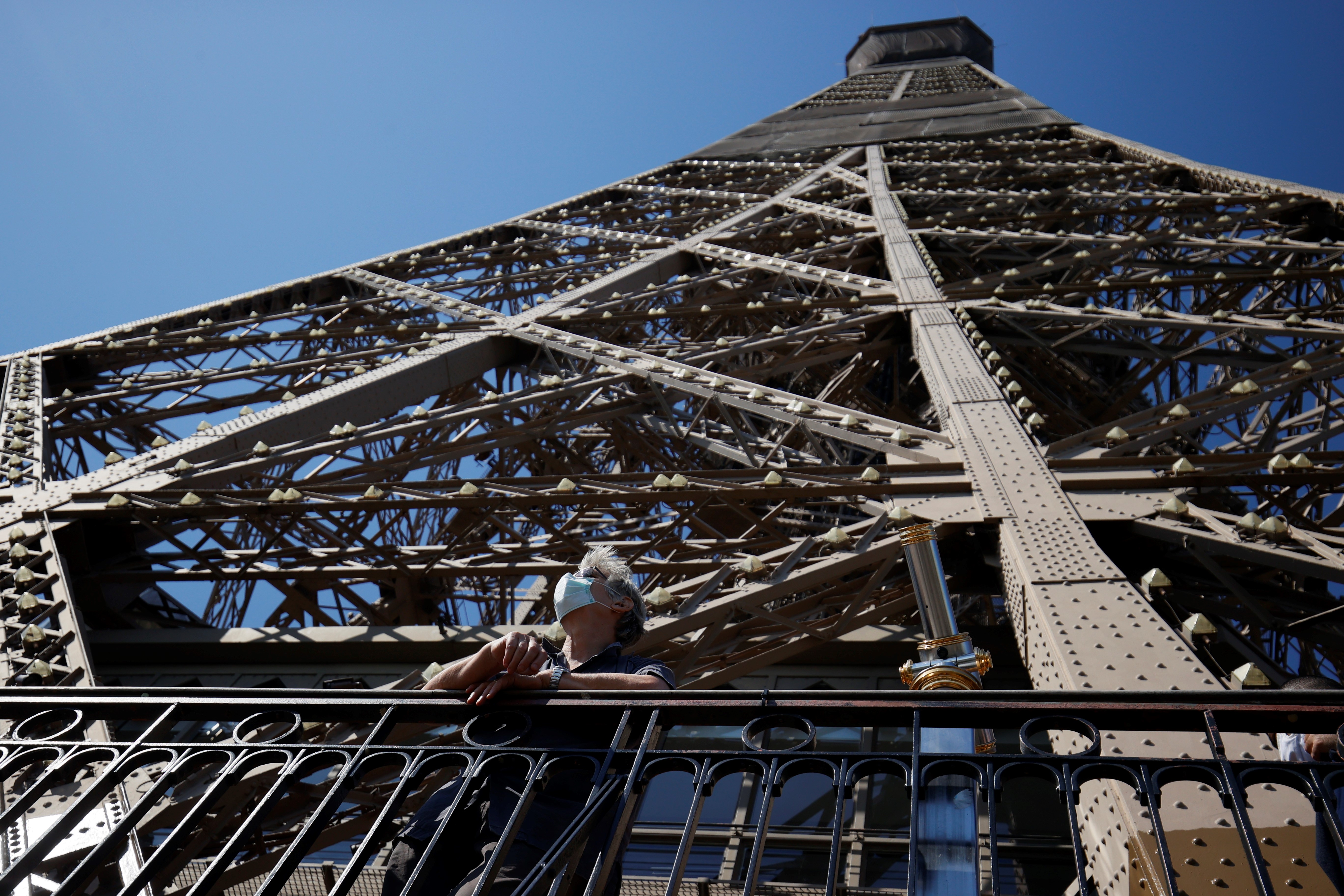 Aunque dejó de acoger al público desde el 13 de marzo, la Dama de Hierro, siguió iluminando todas las noches el cielo de París.También rindió homenaje al personal sanitario con un gran 