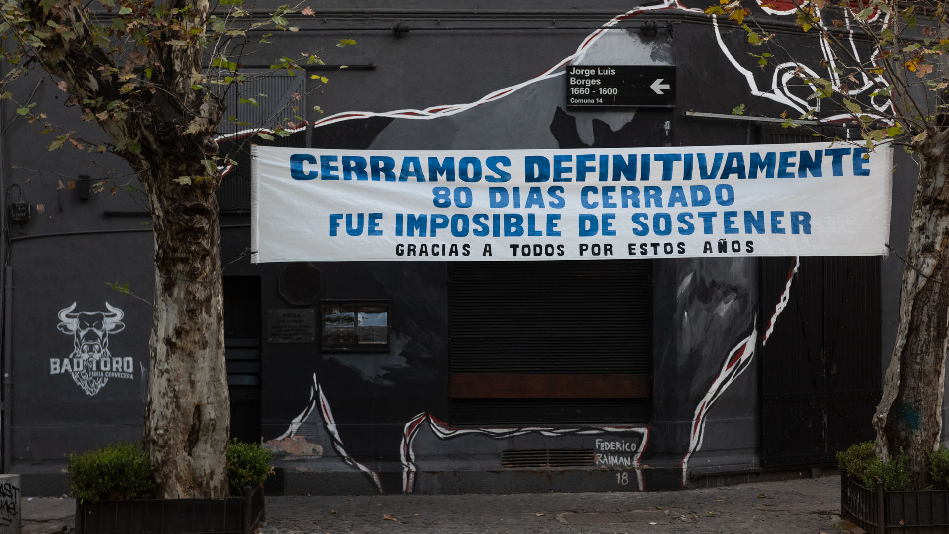 El bar Bad Toro, en Plaza Serrano. Se despidió de sus clientes con un enorme pasacalle. En los últimos días se multiplicó la cantidad de locales cerrados en todo el ámbito de la ciudad de Buenos Aires. 