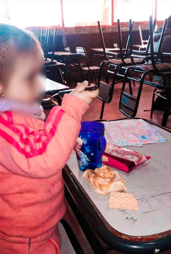 La pequeña recibió un buen desayuno por pedido de la rectora de la escuela y las fotos se vieron por Facebook