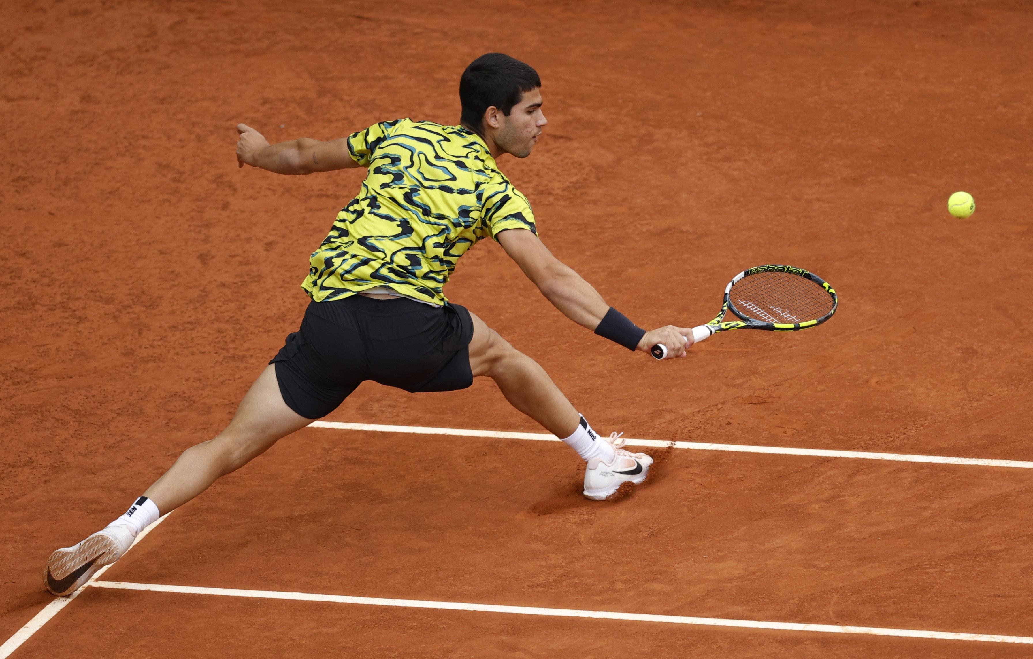 Carlos Alcaraz durante un punto en la final del Open de Madrid (REUTERS/Juan Medina).