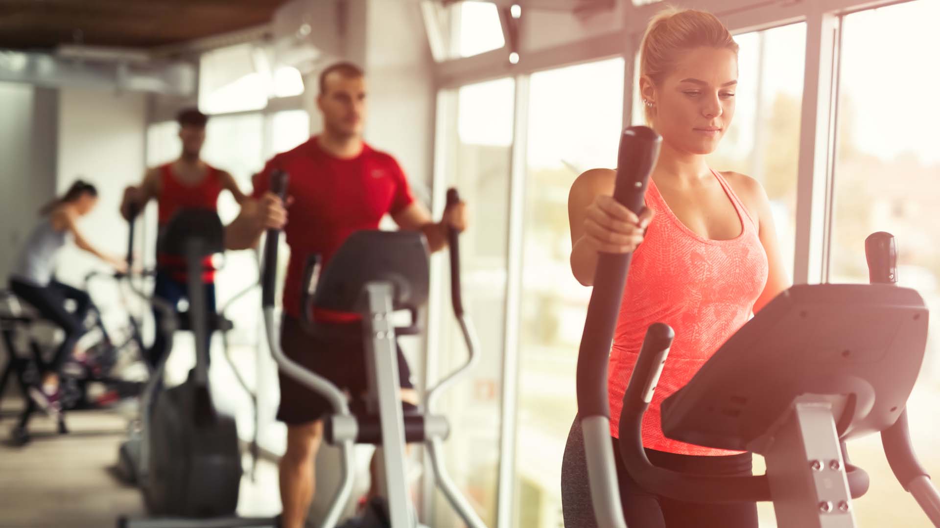 Aumentar la frecuencia cardíaca con ejercicios de cardio antes de levantar pesas puede ayudar a incrementar la tasa metabólica durante el resto del entrenamiento (iStock) 