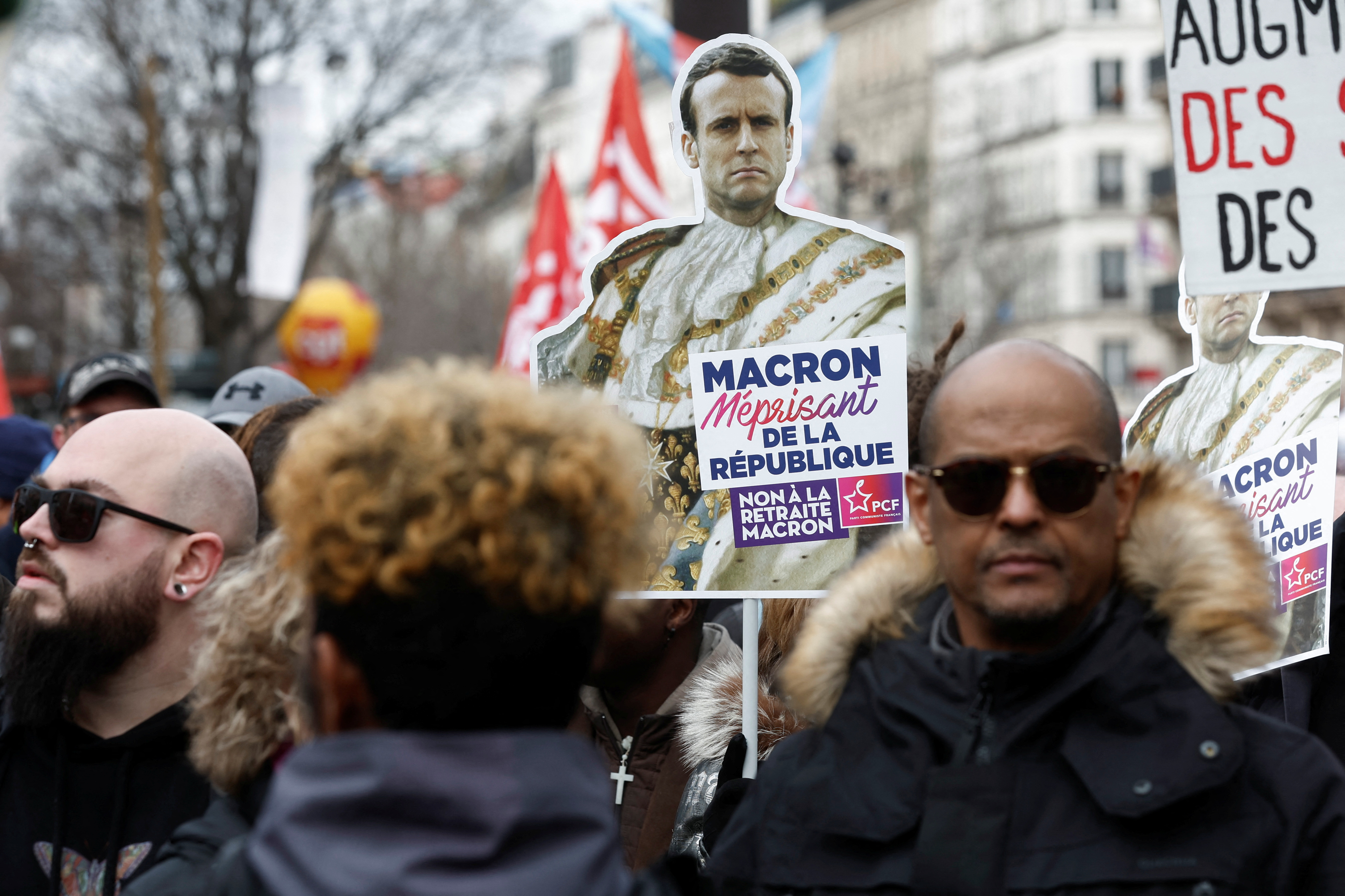 Un manifestante sostiene un cartel con una imagen del presidente francés Emmanuel Macron en una protesta contra el plan de reforma de pensiones del gobierno en París, Francia, el 11 de marzo de 2023. REUTERS/Benoit Tessier
