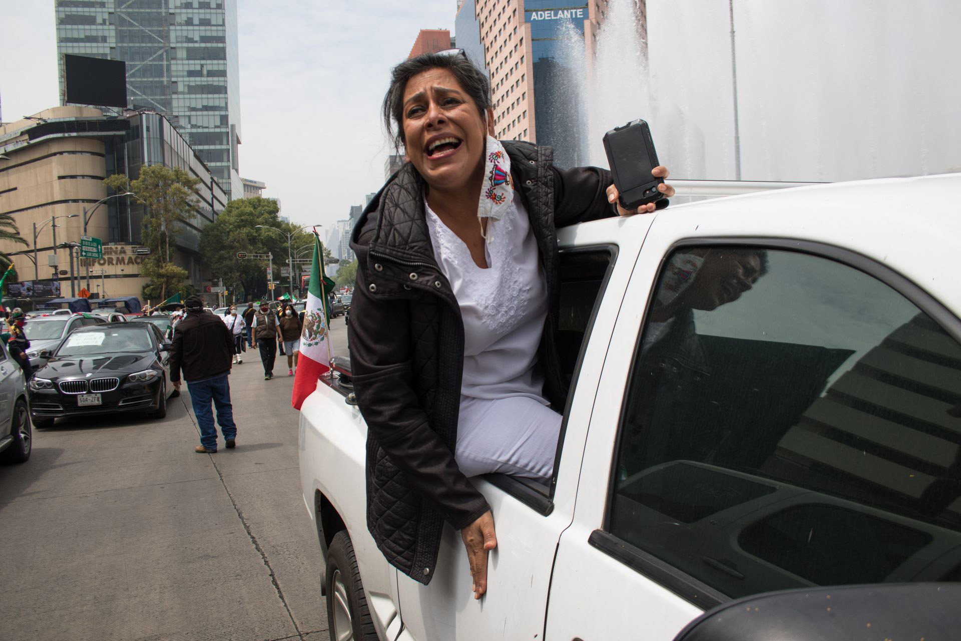CIUDAD DE MÉXICO, 20SEPTIEMBRE2020.- Integrantes del Frente Nacional Anti-AMLO provenientes de diferentes estados de la República continúan con su plantón sobre avenida Juárez para exigir la renuncia del Jefe del Ejecutivo, al mediodía un caravana en auto de simpatizantes de este movimiento llegaron en apoyo por avenida Reforma, lo que aprovecharon para extender el plantón con casas de campaña en la glorieta en donde cruzan avenida Reforma, Juárez y Balderas. FOTO: MOISÉS PABLO/CUARTOSCURO.COM