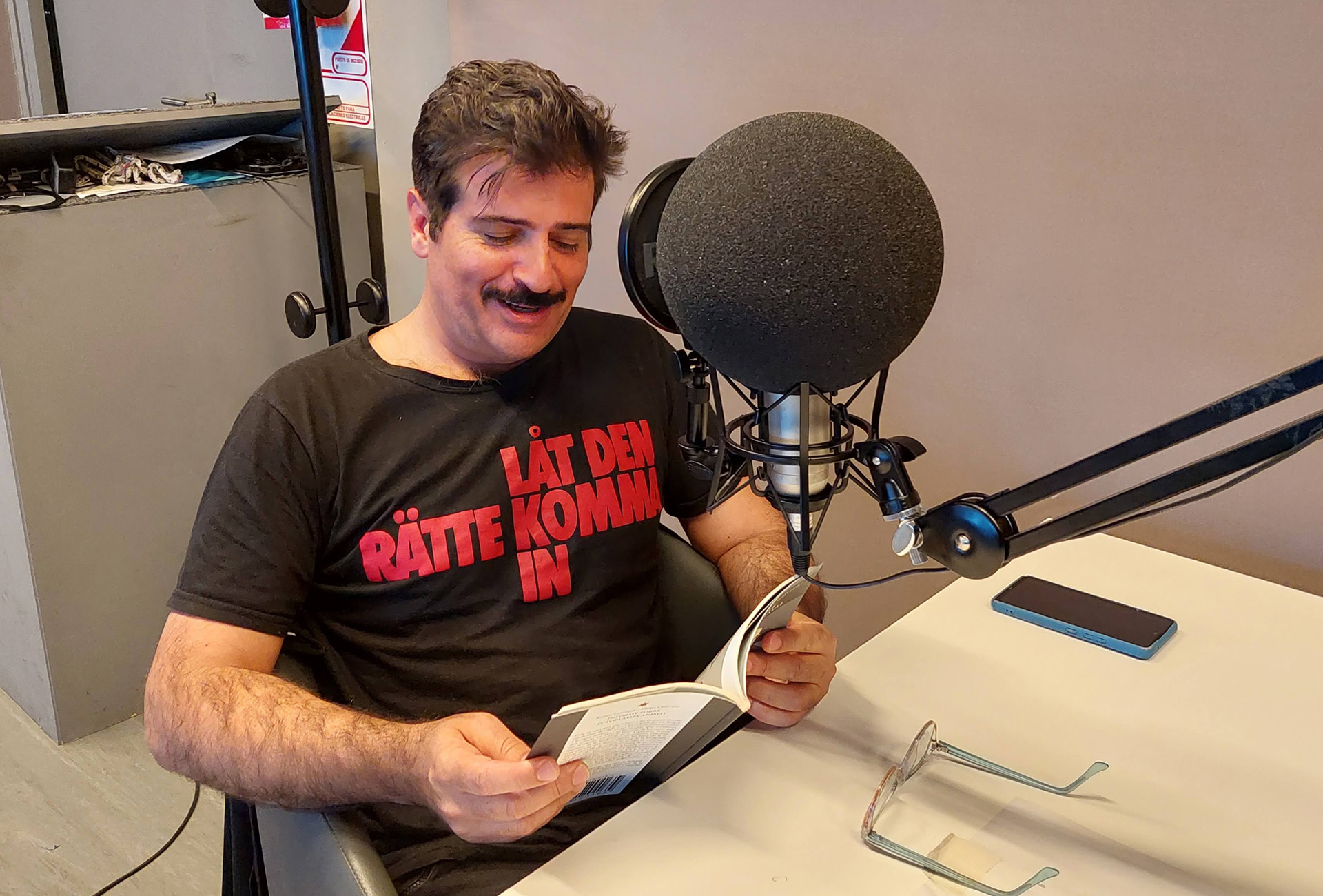 Rafael Spregelburd recorded stories by Roque Larraquy in the Infobae studios for the podcast "the ear that reads" by Patricia Kolesnicov.