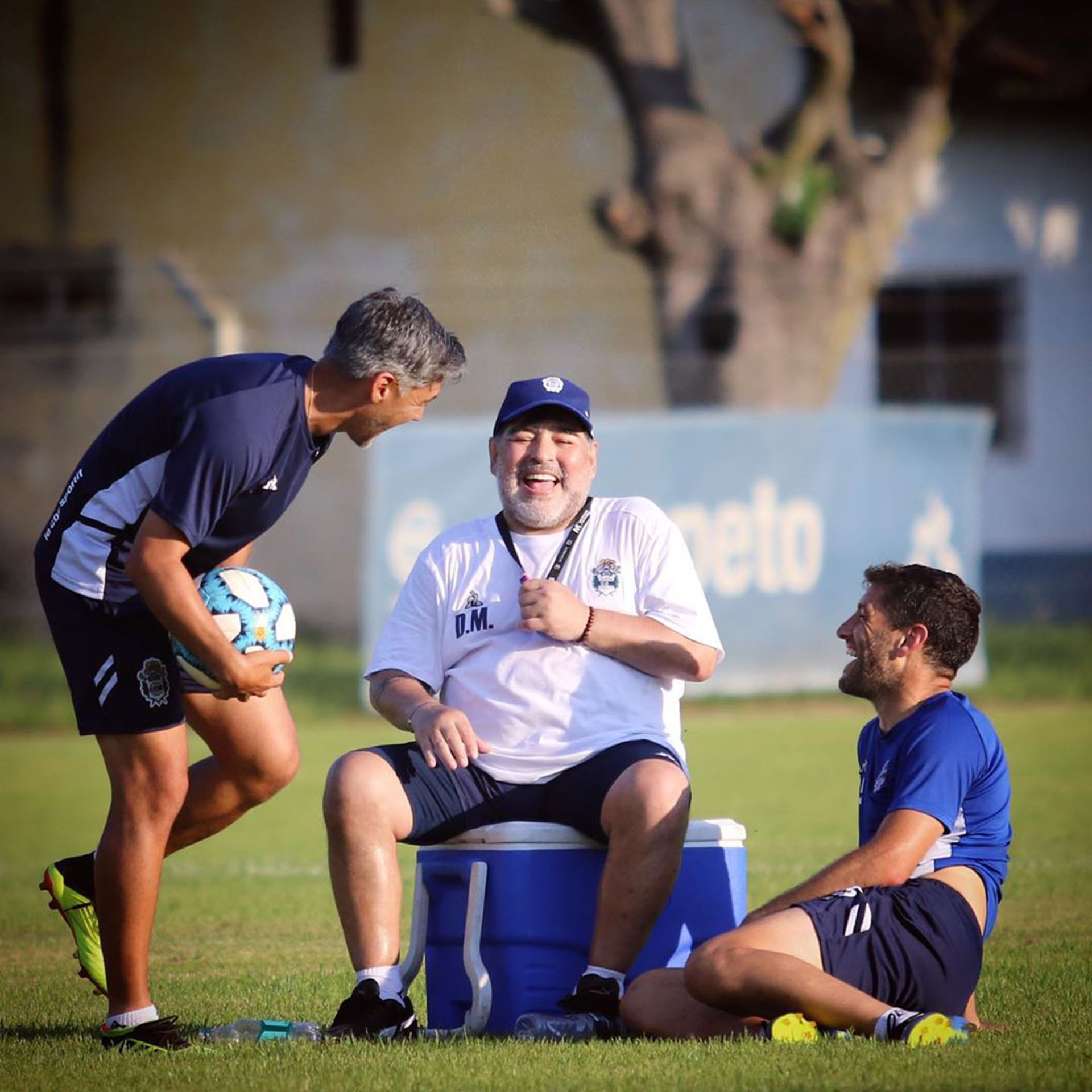 Diego Maradona junto a Lucas Licht y Adrián González luego de un entrenamiento del Lobo. Foto de Eva Pardo