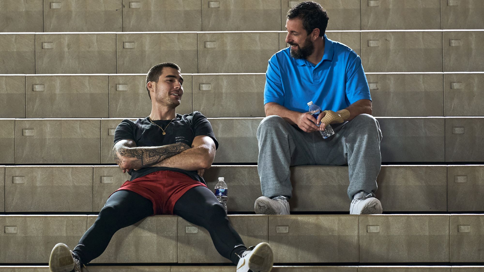 Los jugadores españoles de la NBA Juancho Hernángomez y Adam Sandler, protagonistas de "garra" (Netflix)