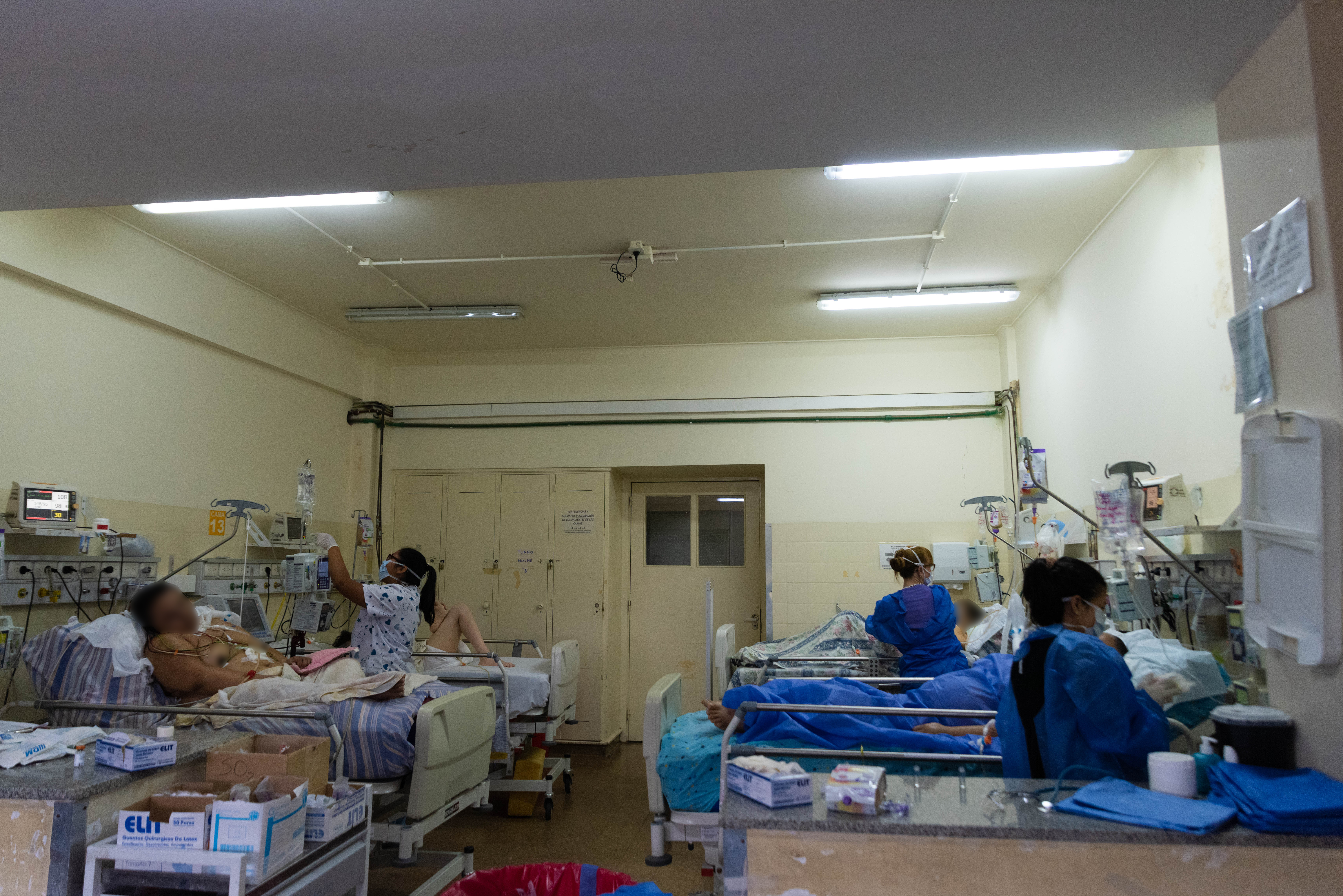 Sala de terapia intensiva en el Hospital Posadas (Franco Fafasuli)