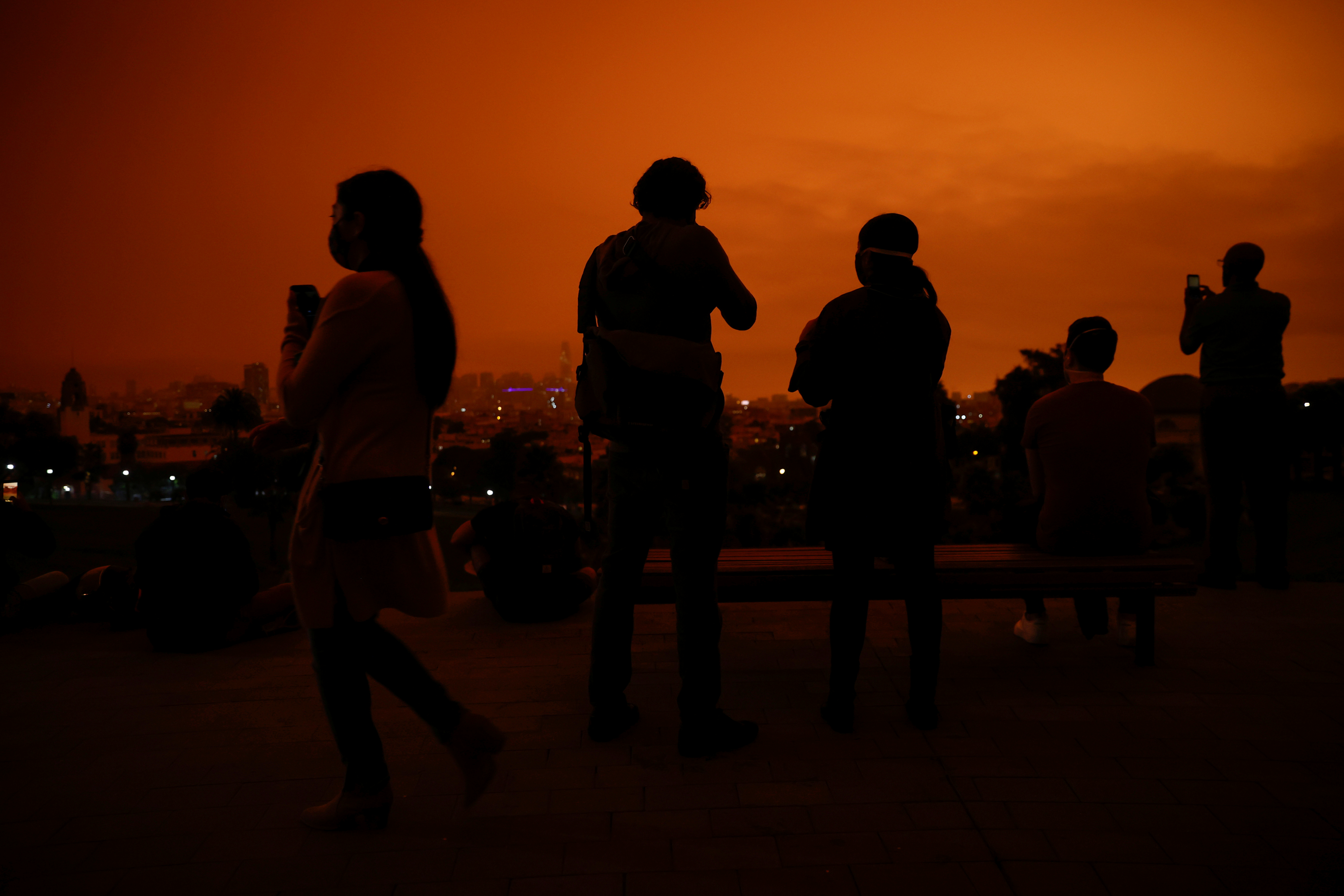 Un grupo de personas en el Dolores Park bajo un cielo anaranjado oscurecido por el humo de los incendios forestales el 9 de septiembre de 2020. REUTERS/Stephen Lam