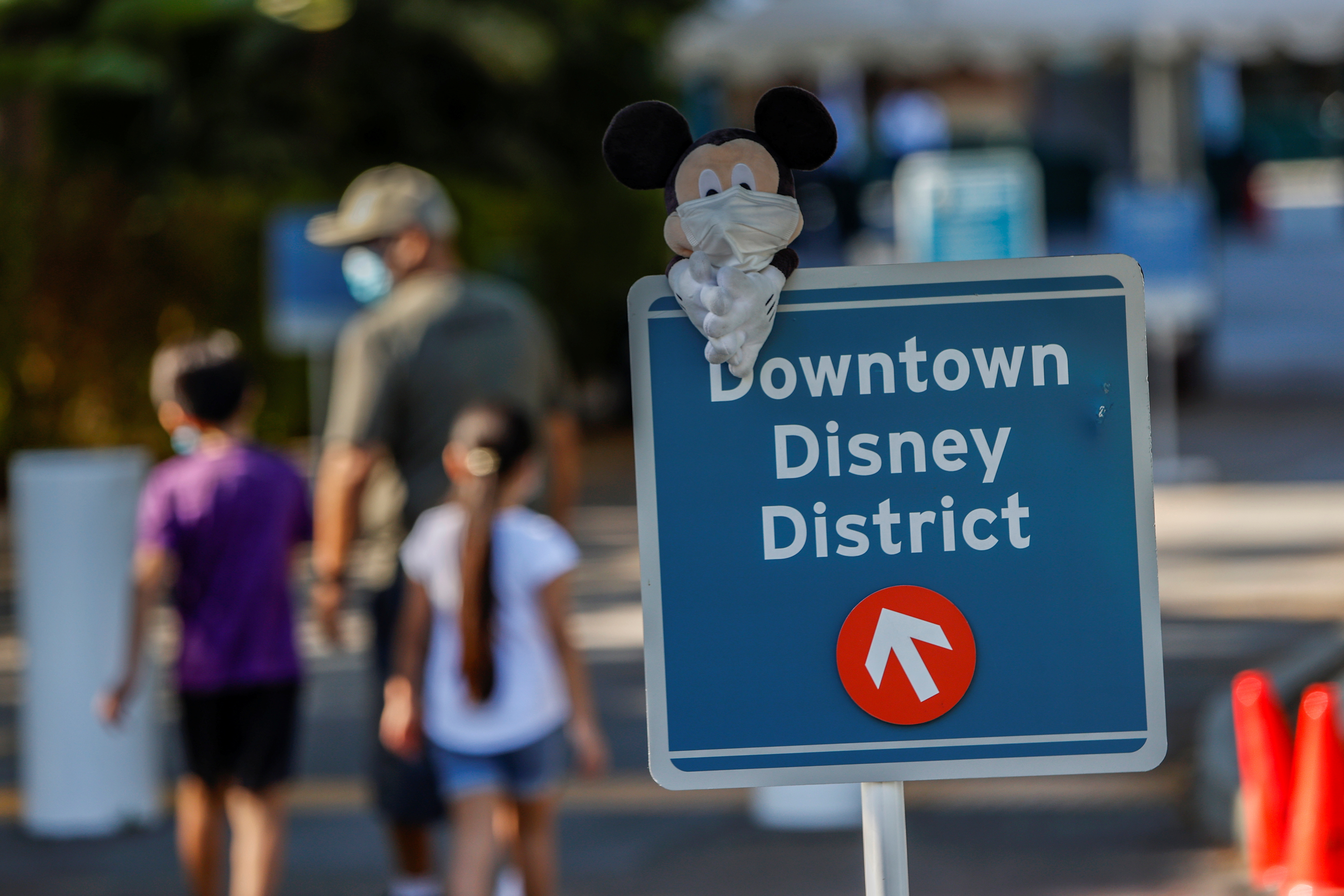 Una imagen de Mickey Mouse con mascarilla en un cartel del distrito de Downtown Disney en el parque de Anaheim, California, este 30 de abril (REUTERS/Mario Anzuoni)