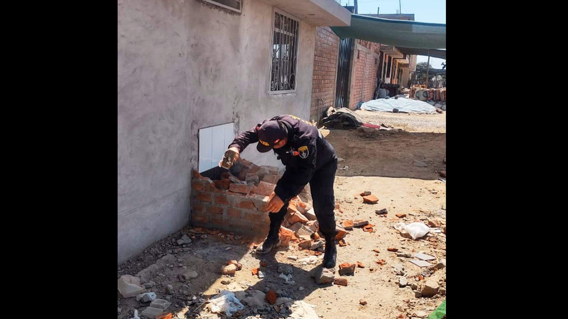 Member of the National Police destroying the latrine that the merchants had installed in Ica.  (Photo: Municipality of La Tinguiña)