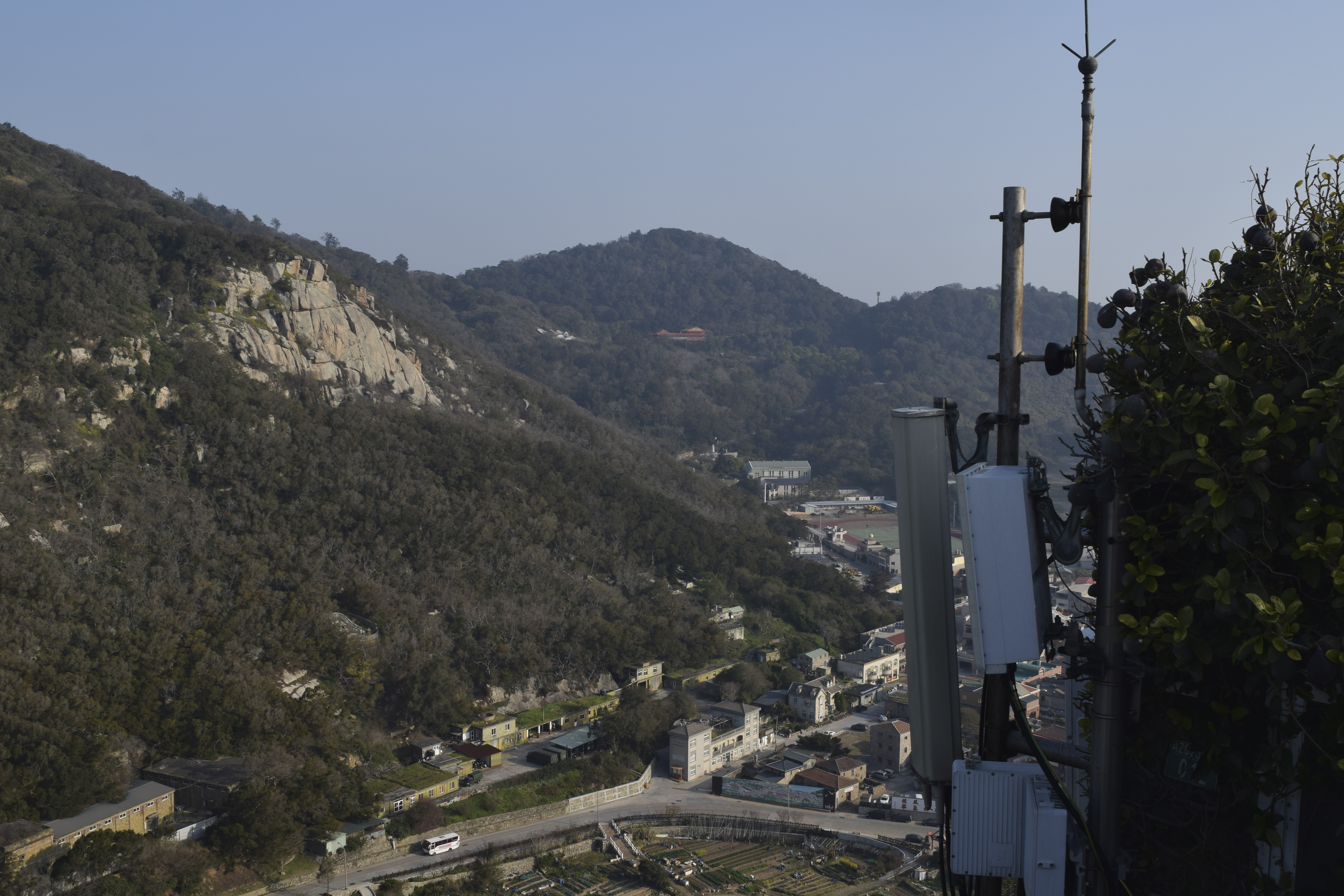 Equipos de telecomunicaciones en la cima de una colina en Beigan, parte de las islas Matsu. Tras la ruptura de los cables, el servicio se reanudó a través de microondas (AP/Huizhong Wu)