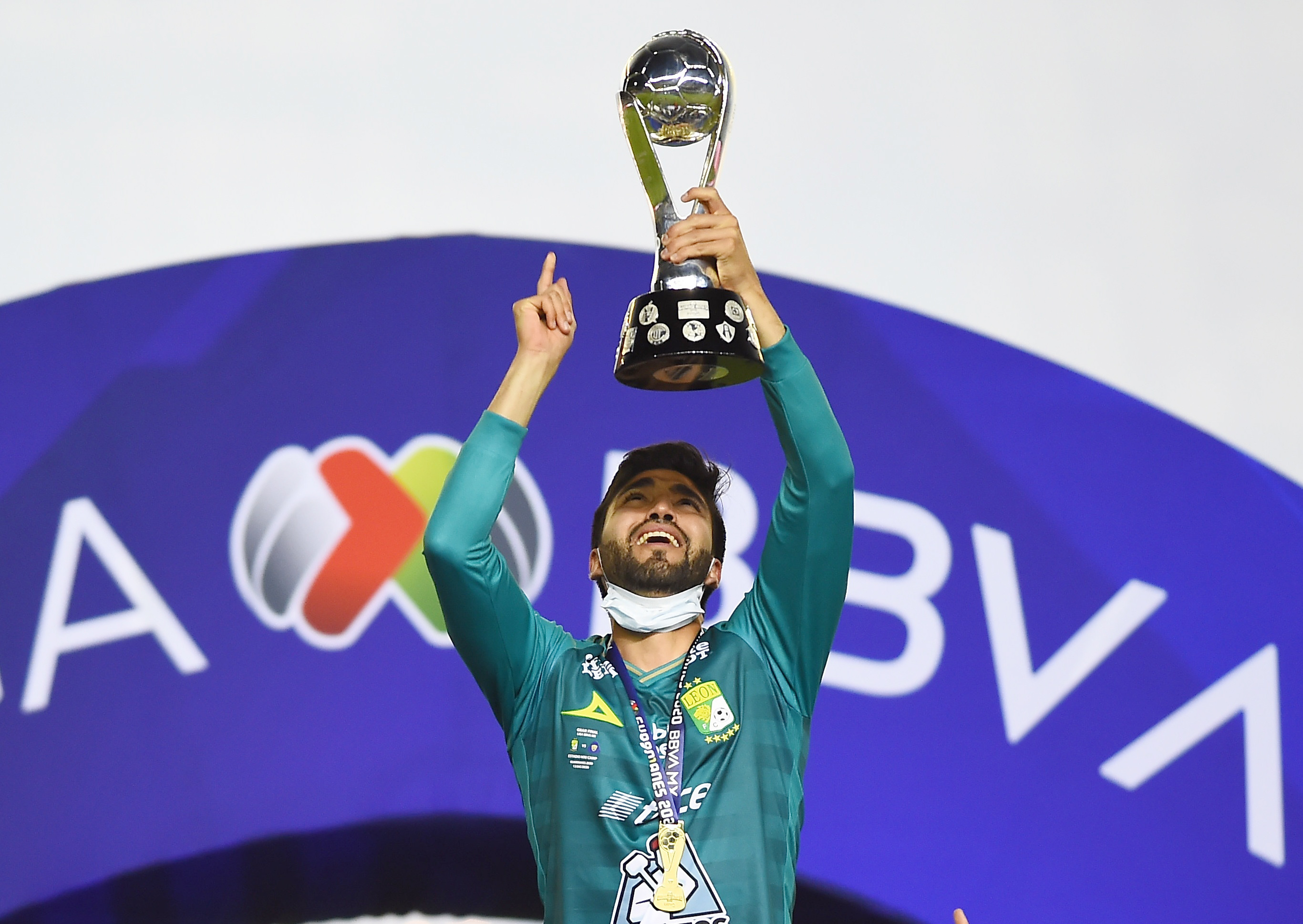 Ivan Ochoa celebra con el trofeo de la Liga MX.