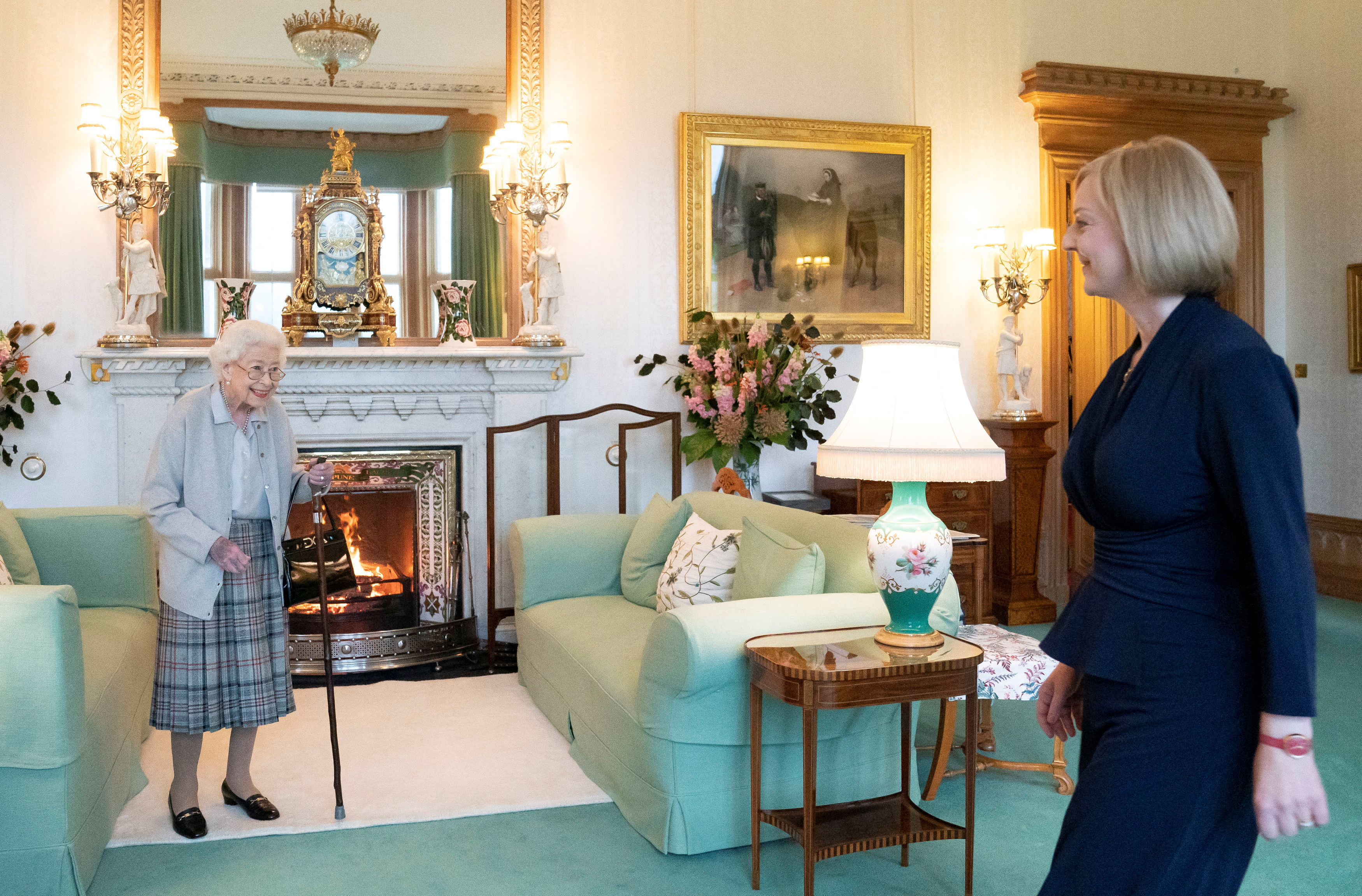 El momento en que la Reina Isabel II recibió a la flamante primera ministra británica fue la última aparición oficial de la monarca / Jane Barlow/Pool via REUTERS