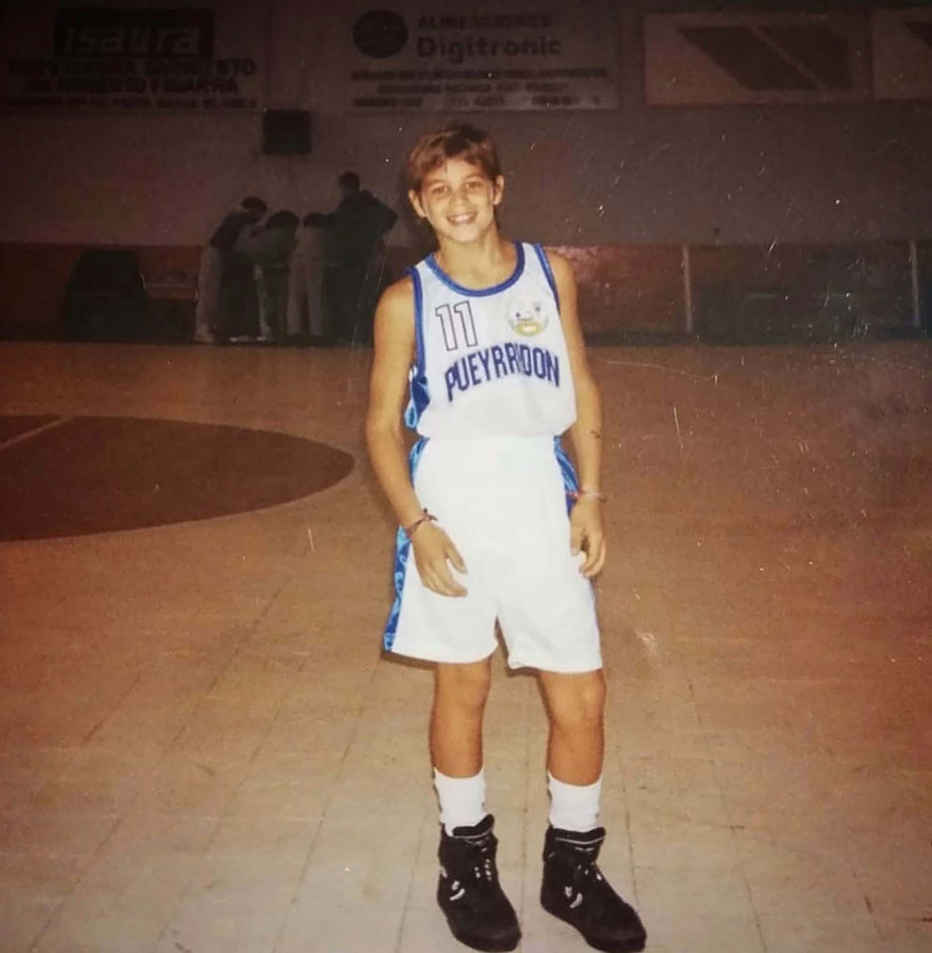 El basquetbolista, de pequeño, con la indumentaria de Pueyrredón de Bahía Blanca, club con el que sigue colaborando a distancia