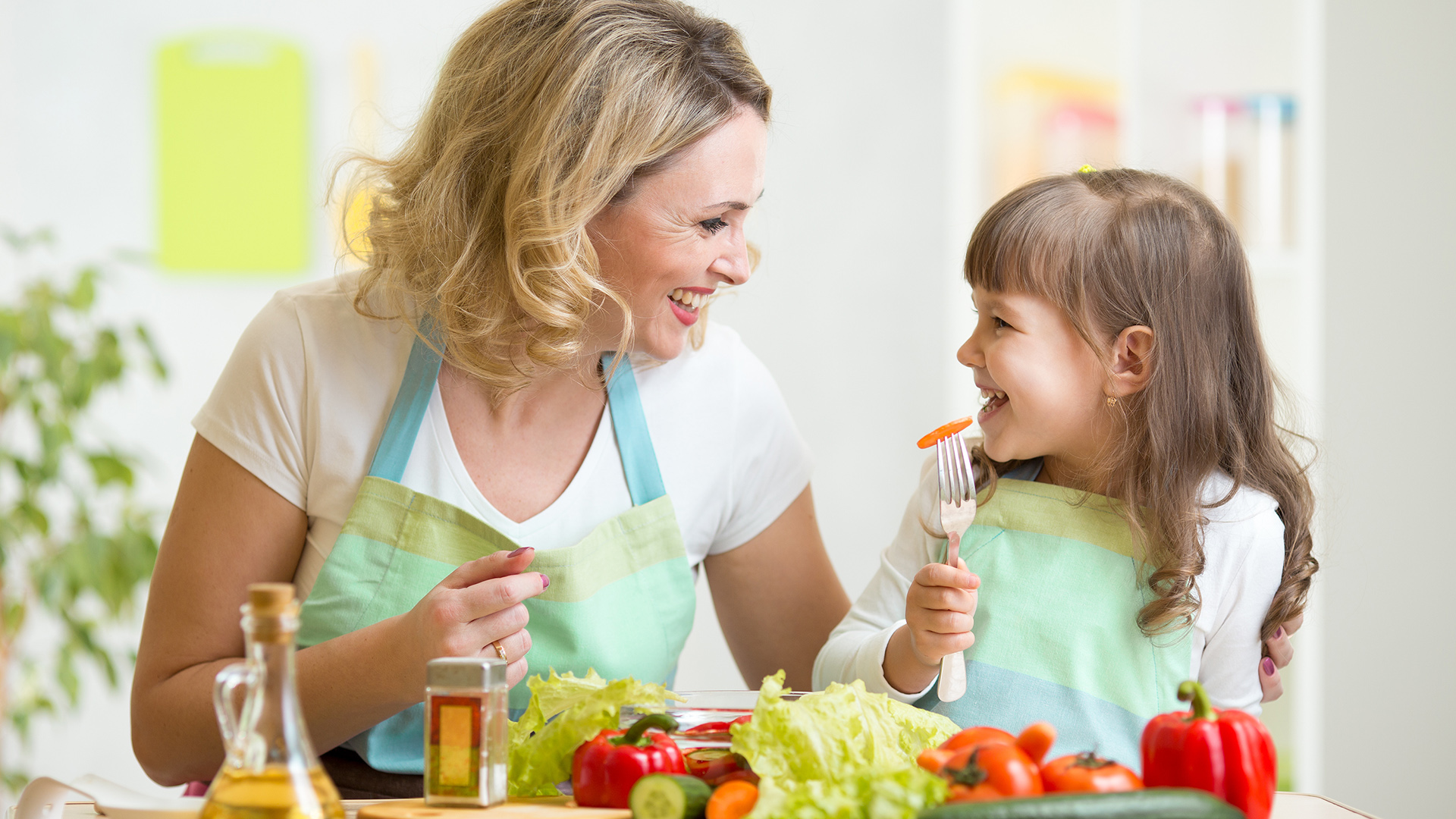 El consumo de alimentos nutritivos, empezando por las frutas y verduras debe  fomentarse desde la infancia (Shutterstock)