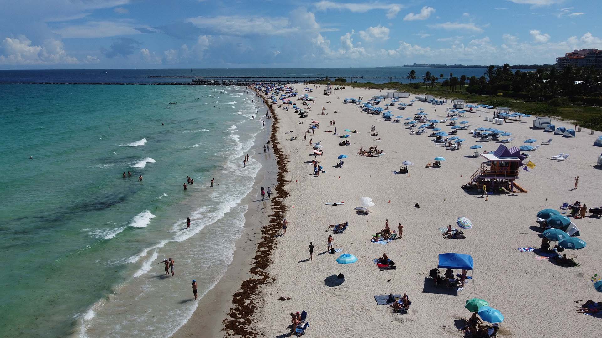 Miami Beach y otras ciudades costeras del estado de la Florida han querido prohibir fumar en la playa durante años (Foto: Israel Loreto / Infobae)