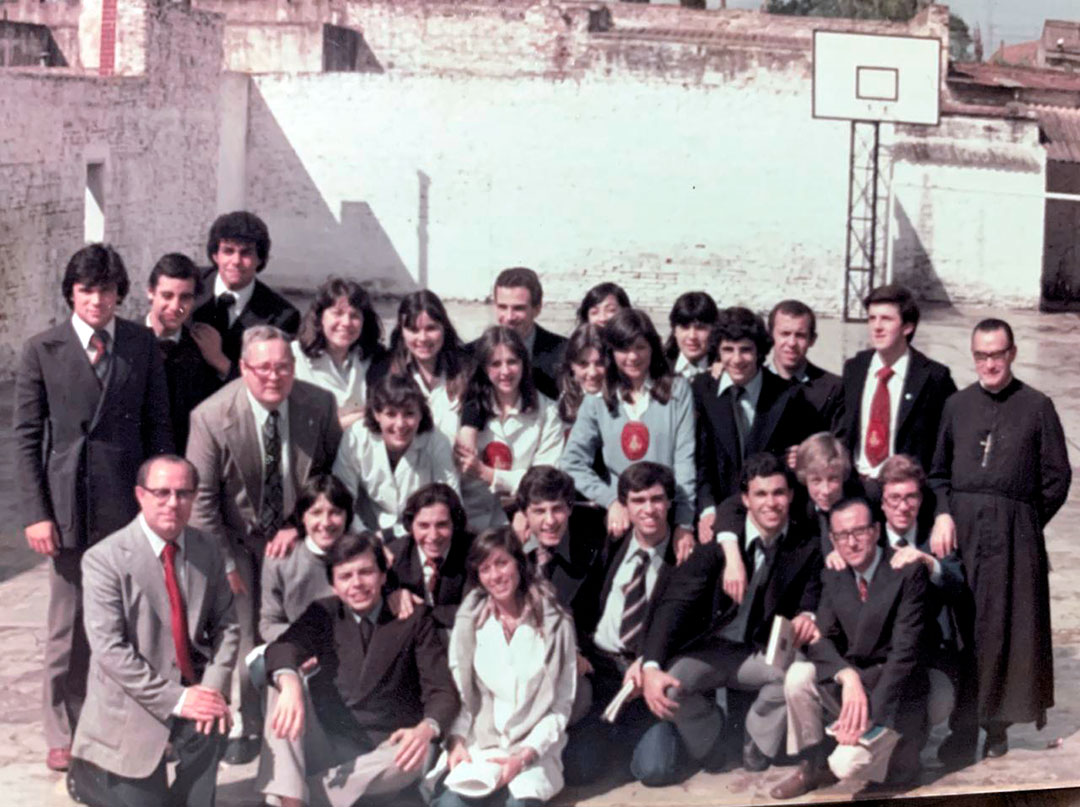 Espert (el primero de pie desde la izquierda) junto a sus compañeros del colegio San José, en Pergamino