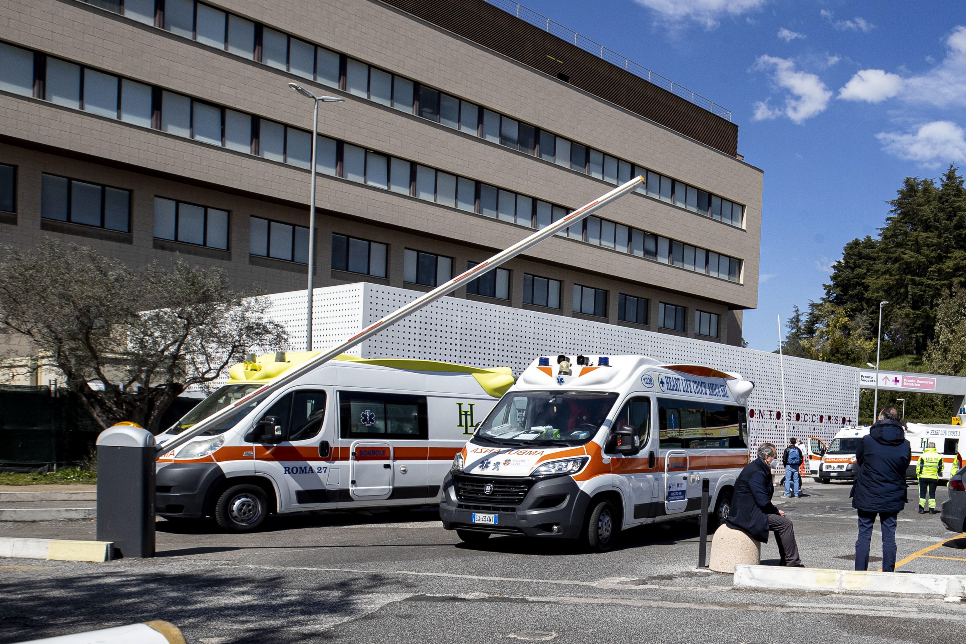 Ambulancias en un hospital de la ciudad de Roma, en Italia (EFE/EPA/MASSIMO PERCOSSI/Archivo)
