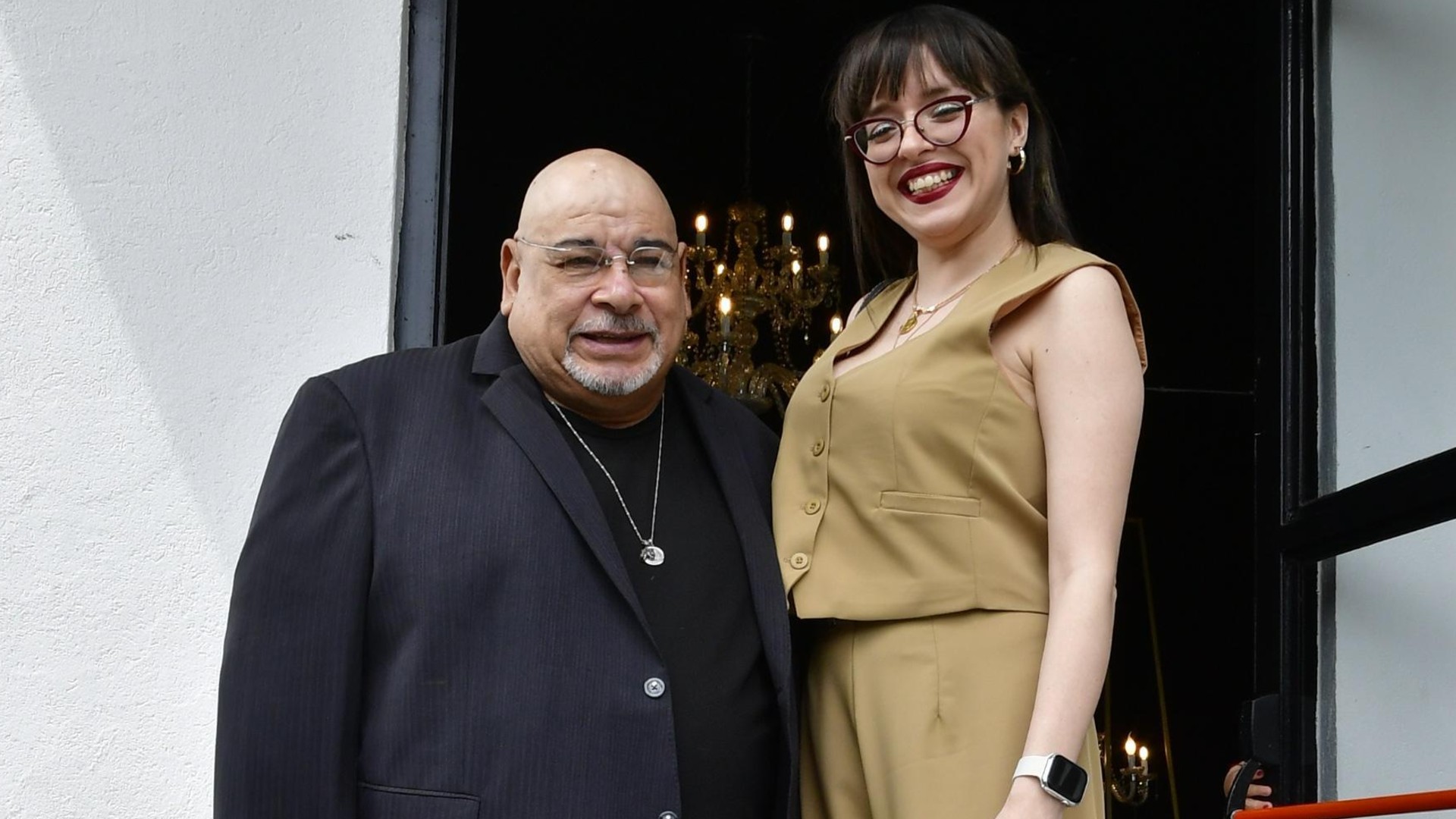 Quién es Candelaria, la joven novia de Roly Serrano, 44 años menor que él -  Infobae