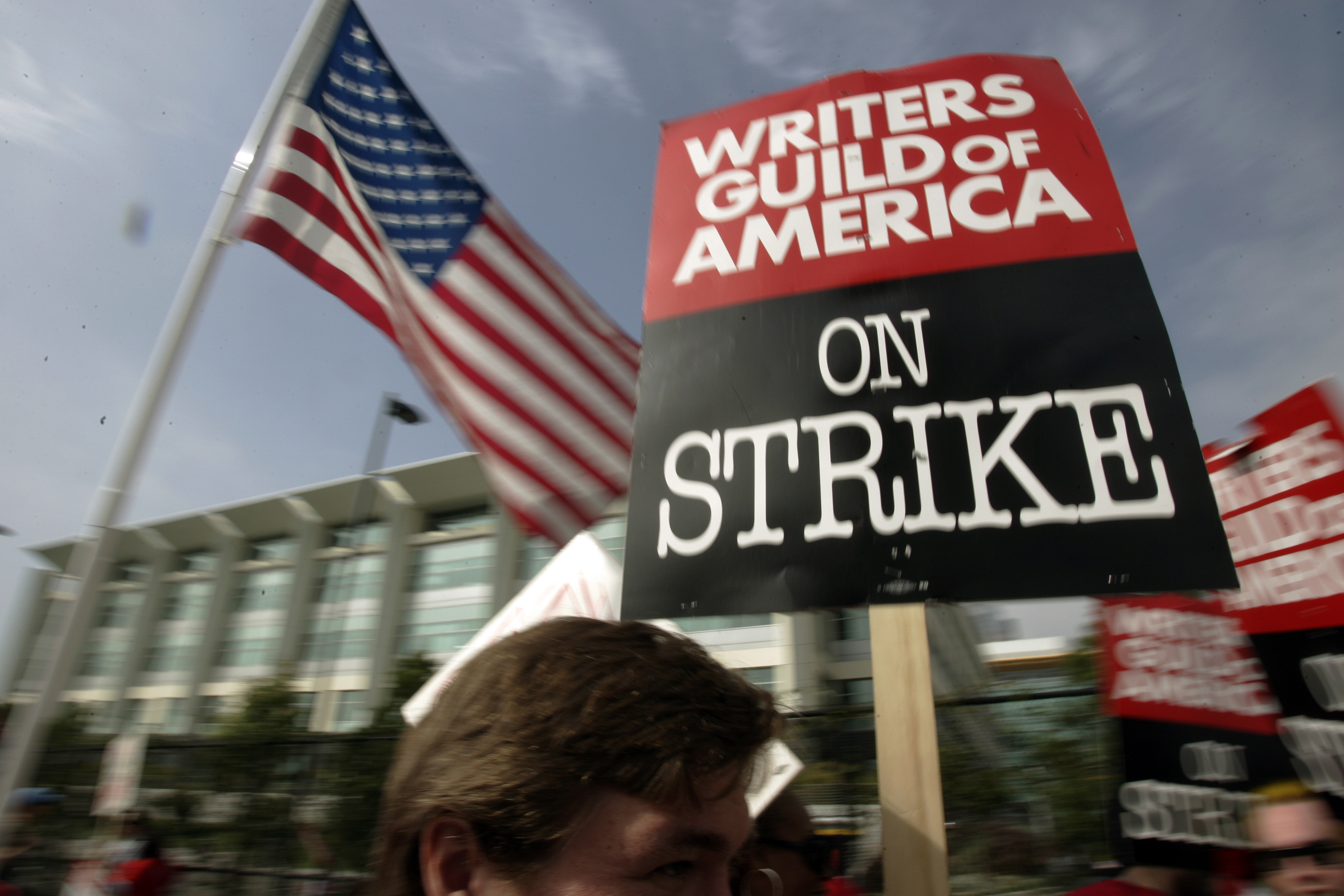 El sindicato WGA declaró que sus miembros iniciarán una huelga en toda la industria por primera vez desde 2007. El paro podría tener consecuencias generalizadas en Hollywood en la era del streaming. (Foto AP/Reed Saxon, archivo)