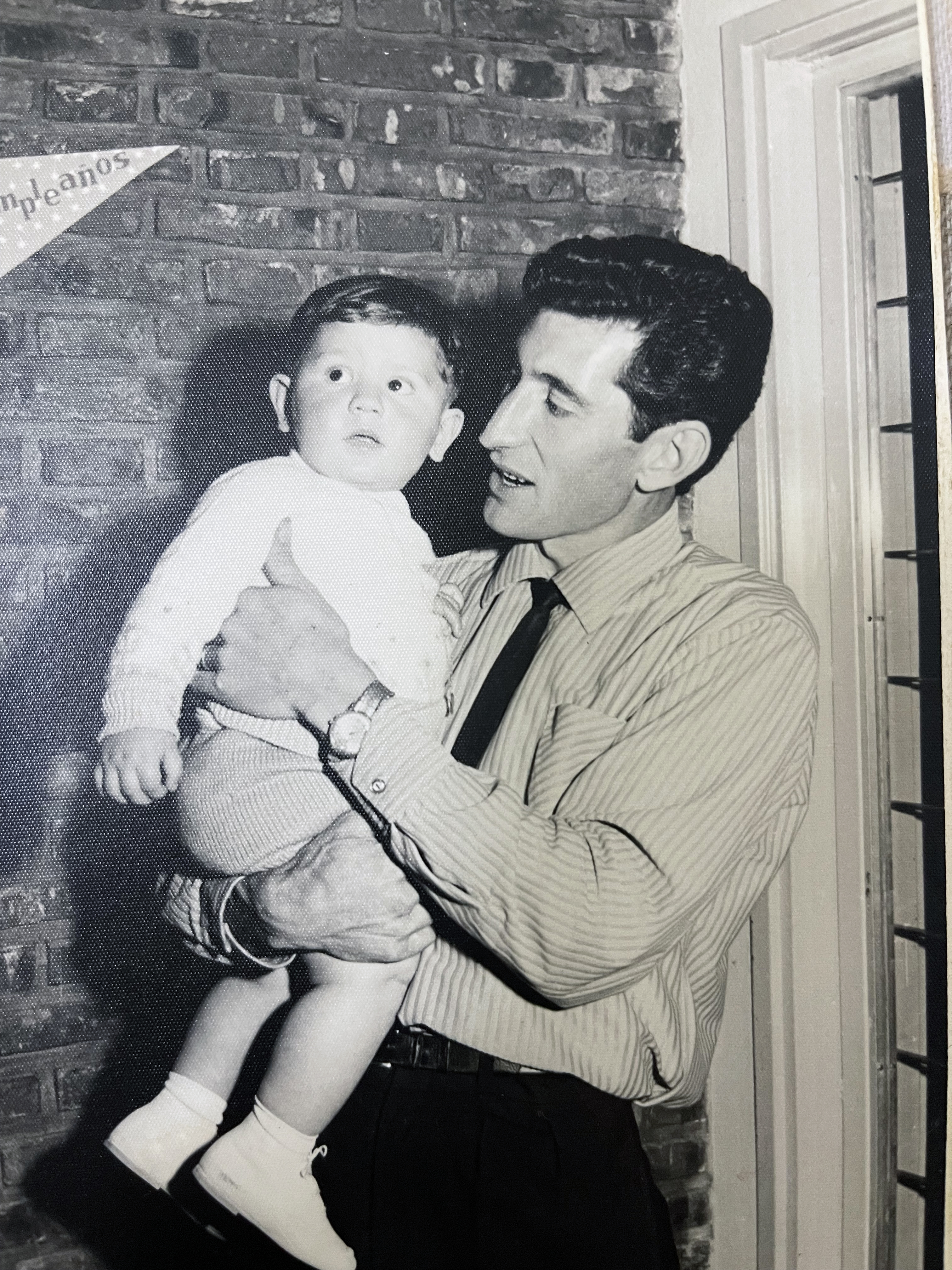 Daniel en brazos de su papá: "Me ayudó muchísimo como persona haber trabajado con mis padres en la pollería", cuenta Ricart (Foto: Gentileza Daniel Ricart)