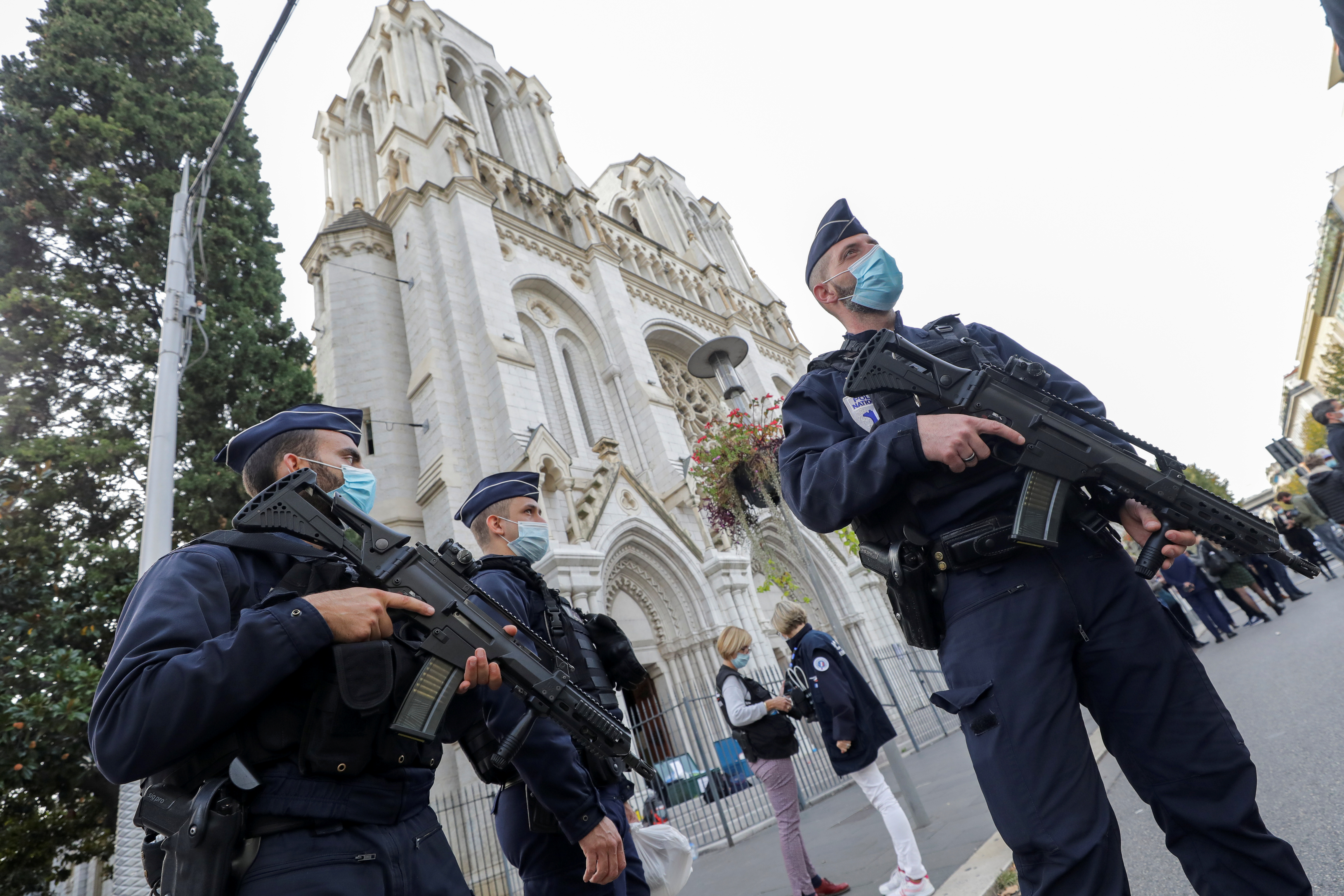 La policía resguarda la basílica de Notre Dame, en Niza, donde un sujeto mató a tres personas (Reuters)