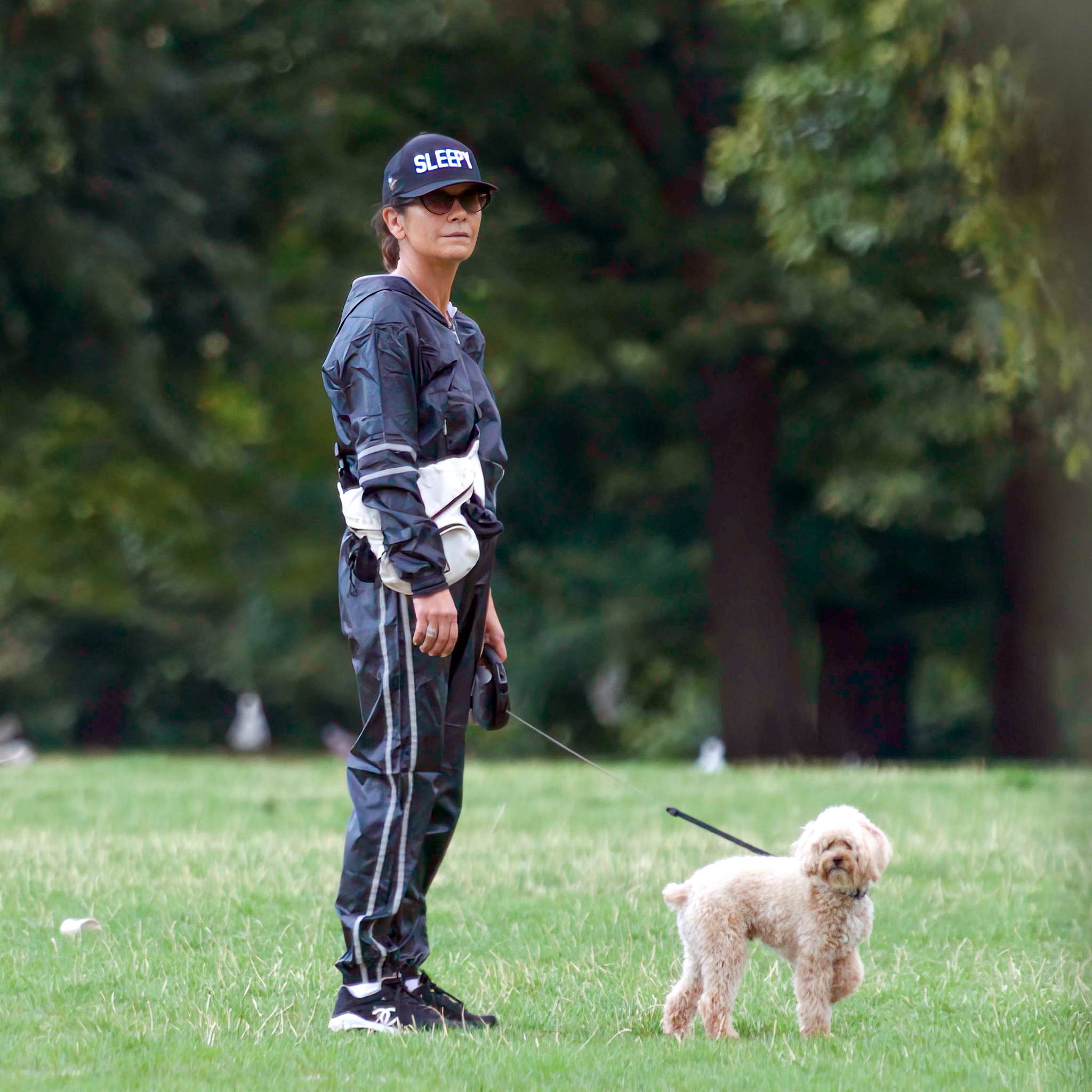 Catherine Zeta Jones fue vista en un parque de Londres paseando a su perro y aprovechó para hacer un pequeño trote. La actriz reveló el año pasado que la razón de su aspecto juvenil se debe a que "no bebo ni fumo, pero me encantan las cremas y los aceites hermosos. Tengo 51 años y siempre me he cuidado a mí misma"