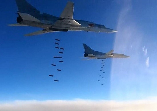 Aviones rusos bombardeando posiciones enemigas. En la última semana, la incursión de los cazas del Kremlin sobre el espacio aéreo ucraniano se incrementó en un 50%. (MINISTERIO DE DEFENSA DE RUSIA via Reuters)