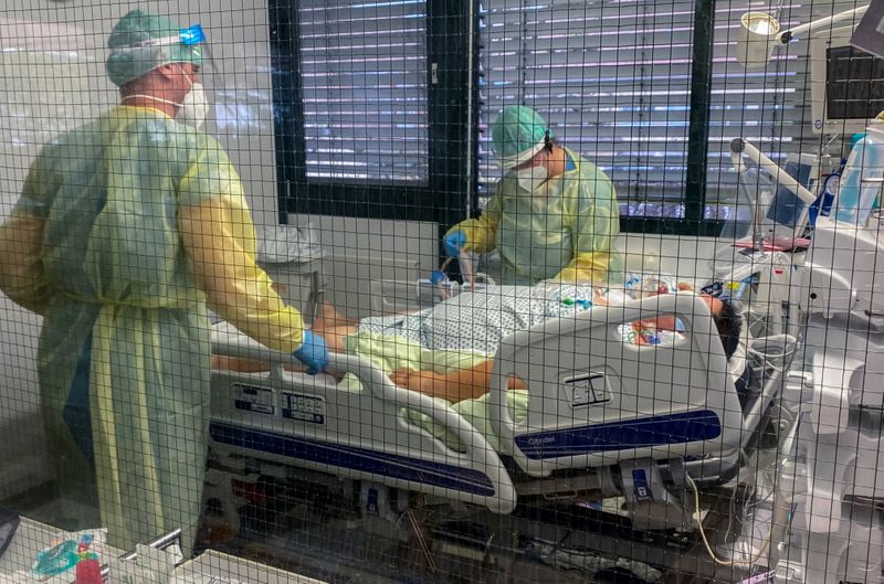 Los miembros del personal médico del hospital Munchen Klinik Schwabing atienden a un paciente infectado con la enfermedad del coronavirus (COVID-19) en la unidad de cuidados intensivos en Múnich, Alemania, 12 noviembre 2021.
REUTERS/Ayhan Uyanik