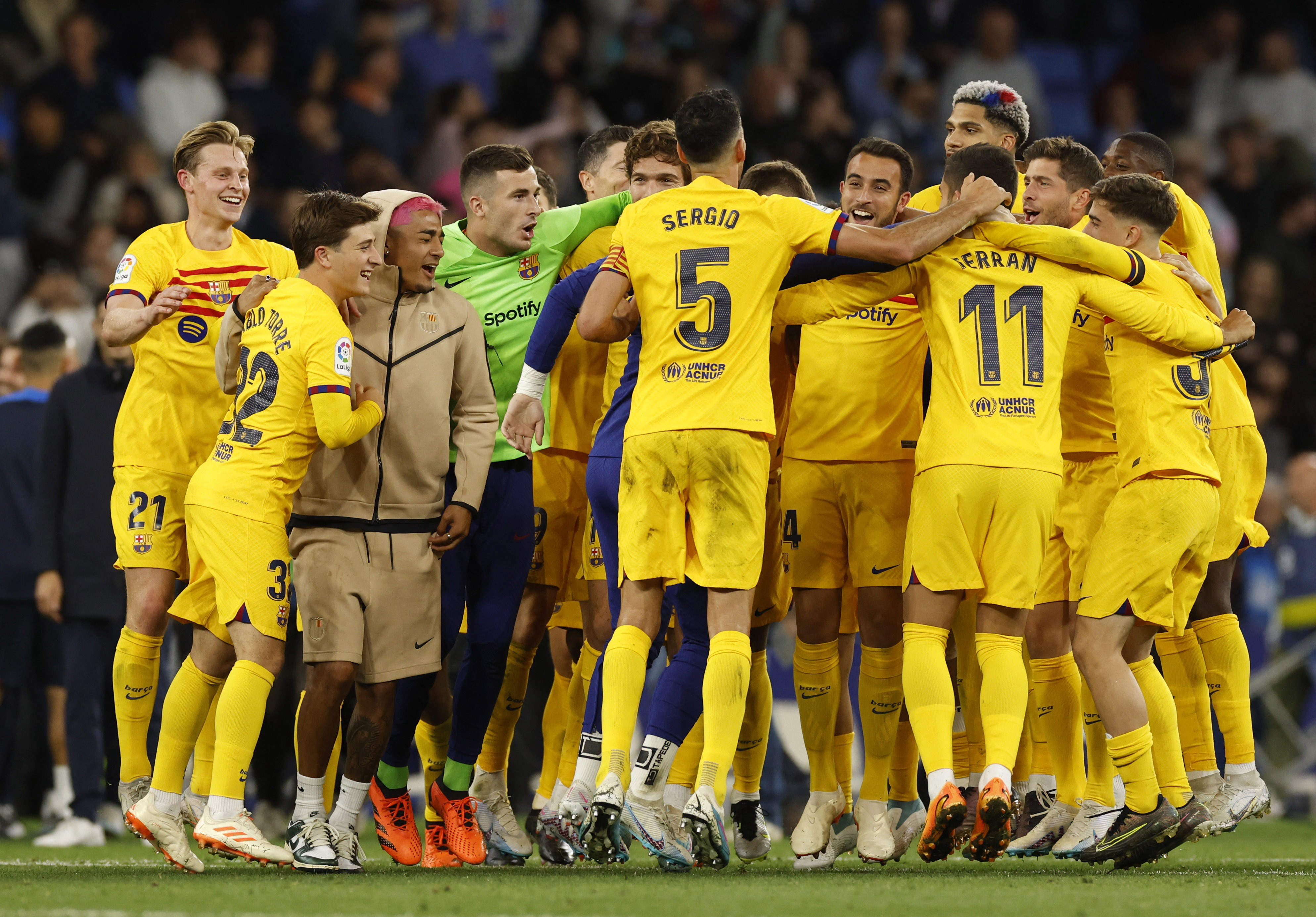 La ronda de jugadores antes de que los ultras de Espanyol la rompieran (REUTERS/Albert Gea)