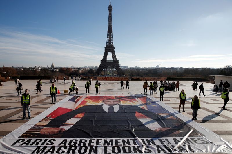 Activistas climáticos celebran el Acuerdo de París sobre cambio climático en París, y piden que se cumpla (REUTERS/Benoit Tessier)