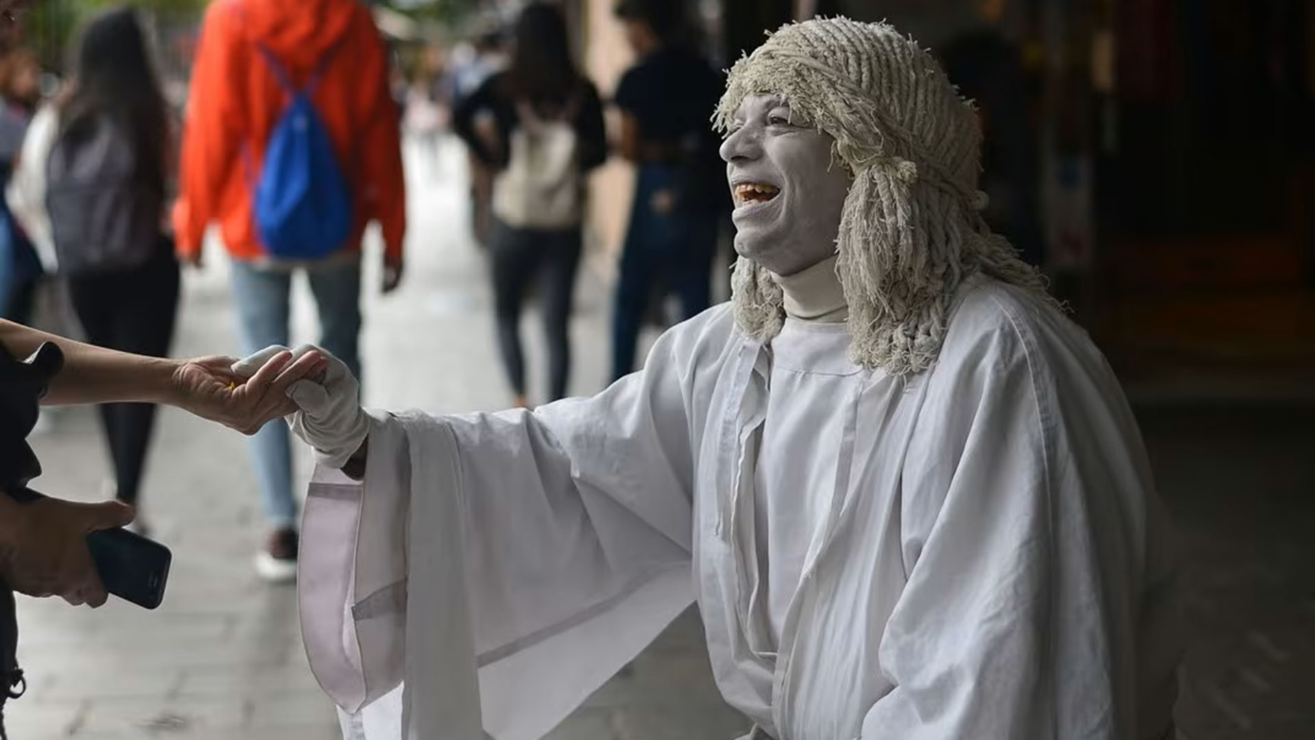De la cocaína y los boliches de los 80 a convertirse en símbolo de las calles platenses: el triste final de Pachu, la estatua viviente