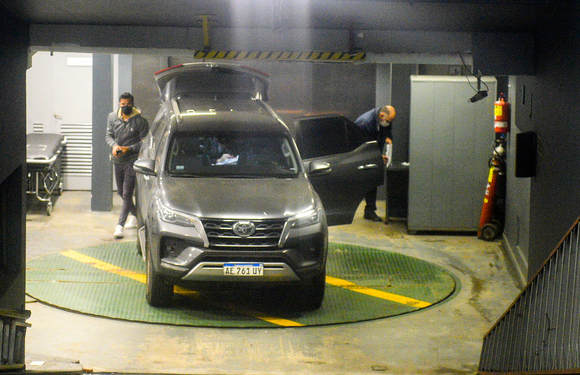 Fabián Cubero en el estacionamiento de la Clínica Suizo Argentina
