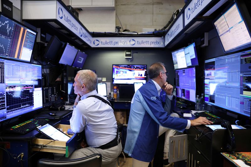 Operadores trabajan en el parqué de la Bolsa de Nueva York (NYSE) (REUTERS/Andrew Kelly)
