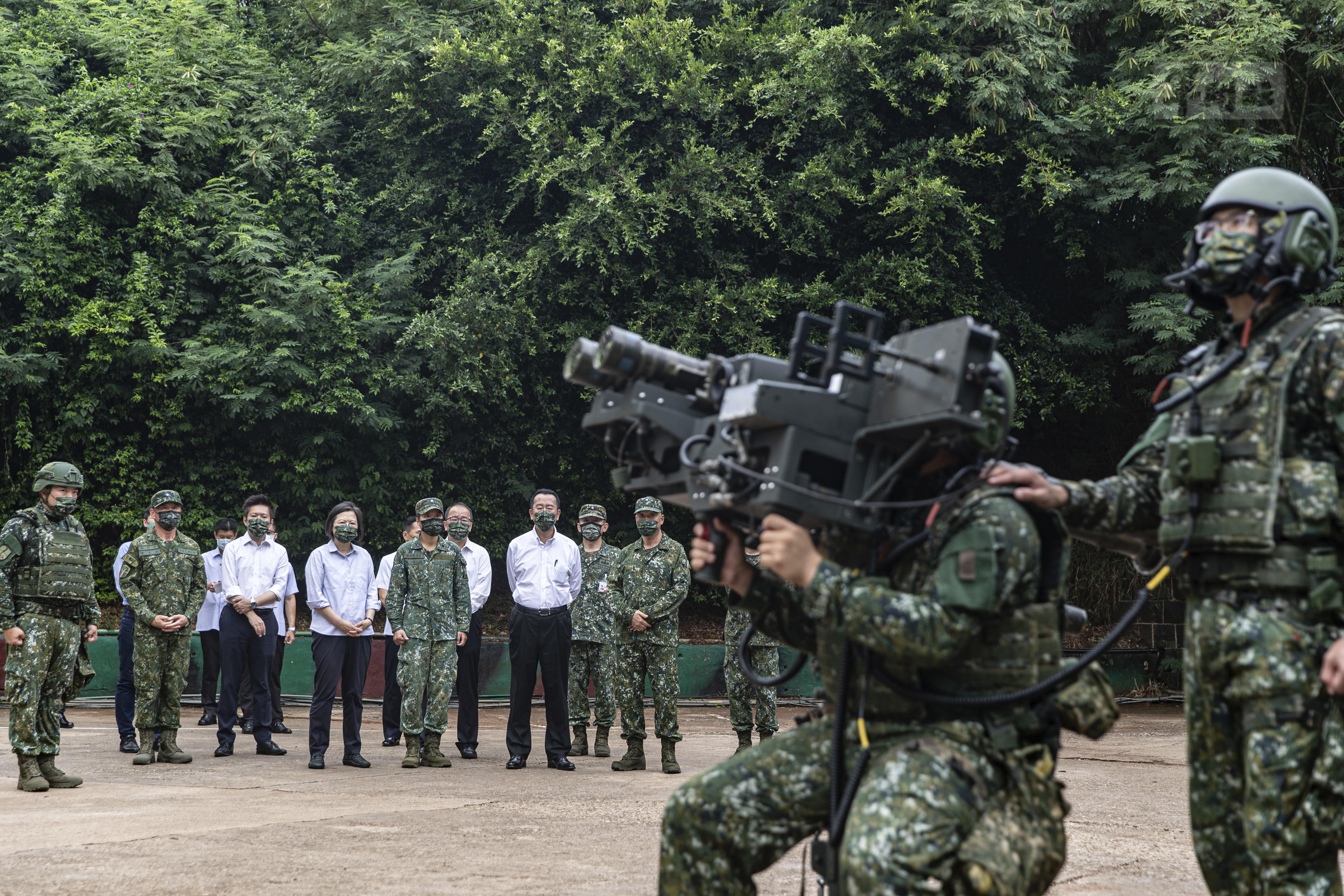 En esta foto publicada por el Ministerio de Defensa Nacional de Taiwán, la presidenta de Taiwán, Tsai Ing-wen, observa cómo los soldados operan con equipo militar durante una visita a una estación naval en Penghu, un archipiélago de varias docenas de islas frente a la costa occidental de Taiwán, el martes 30 de agosto de 2022 (AP)