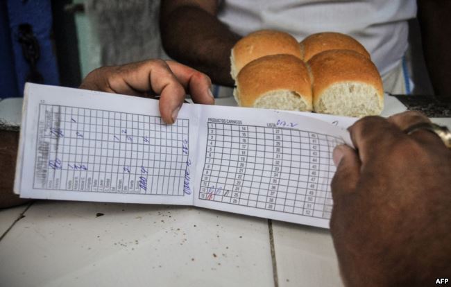 Foto de archivo de la venta de pan en Cuba
