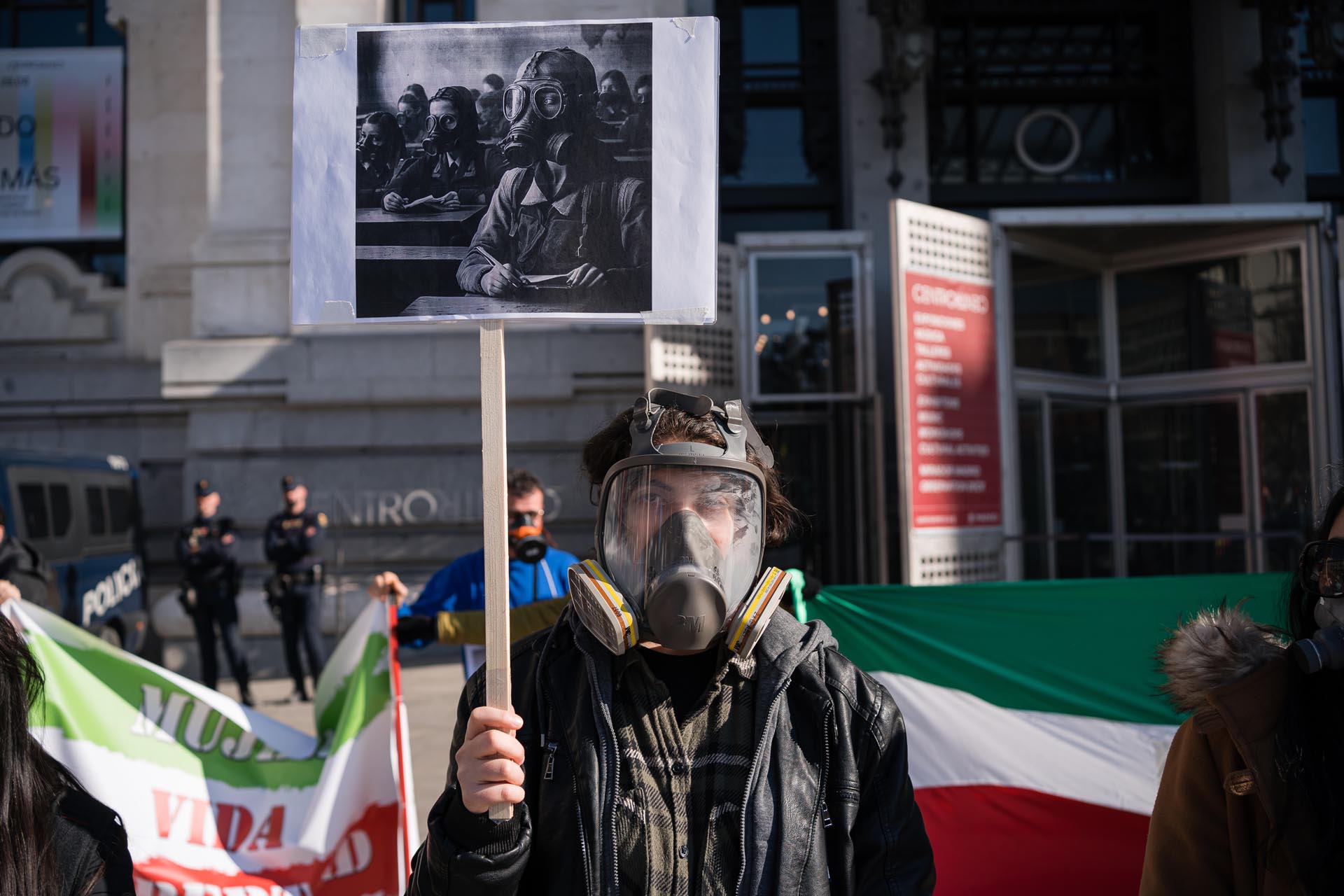 Un hombre sostiene una pancarta con el dibujo de una niña con máscaras de gas en Irán durante la manifestación. Ciudadanos iraníes residentes en España, protestan en la Plaza de Cibeles, Madrid, contra los cientos de casos de niñas envenenadas en colegios que se denuncian desde el pasado mes de noviembre en Irán. (Foto de Diego Radamés / SOPA Images/Sipa USA)
