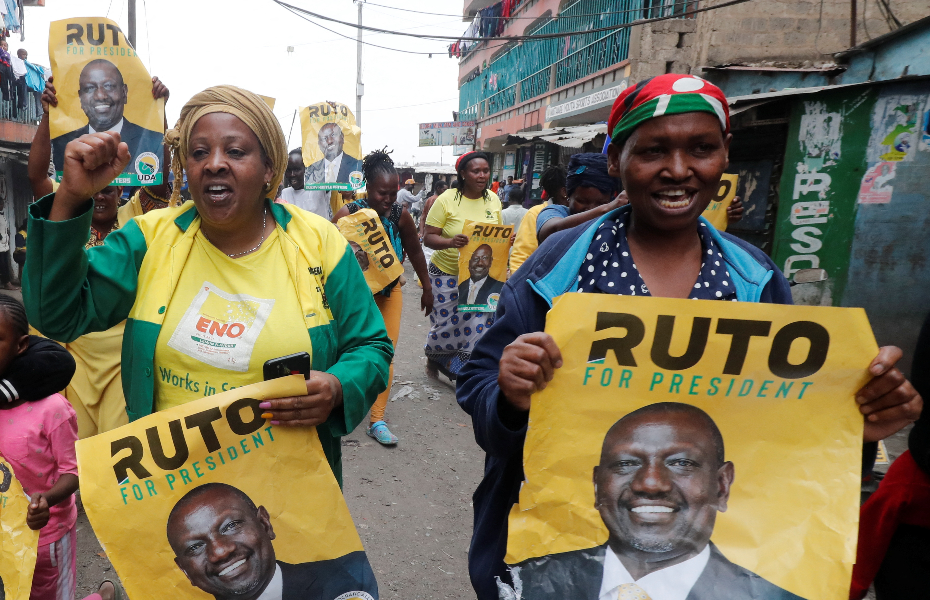 Seguidores del presidente electo, William Ruto, celebraron la decisión del Tribunal Supremo en Nairobi (REUTERS/Thomas Mukoya)