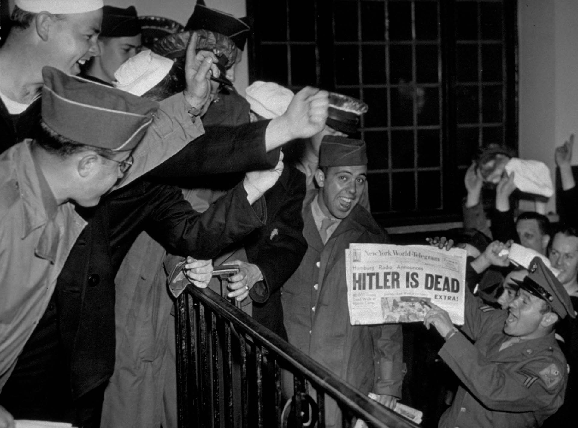 Los festejos en Nueva York luego de la noticia de la muerte de Hitler (Photo by Keystone/Getty Images)
