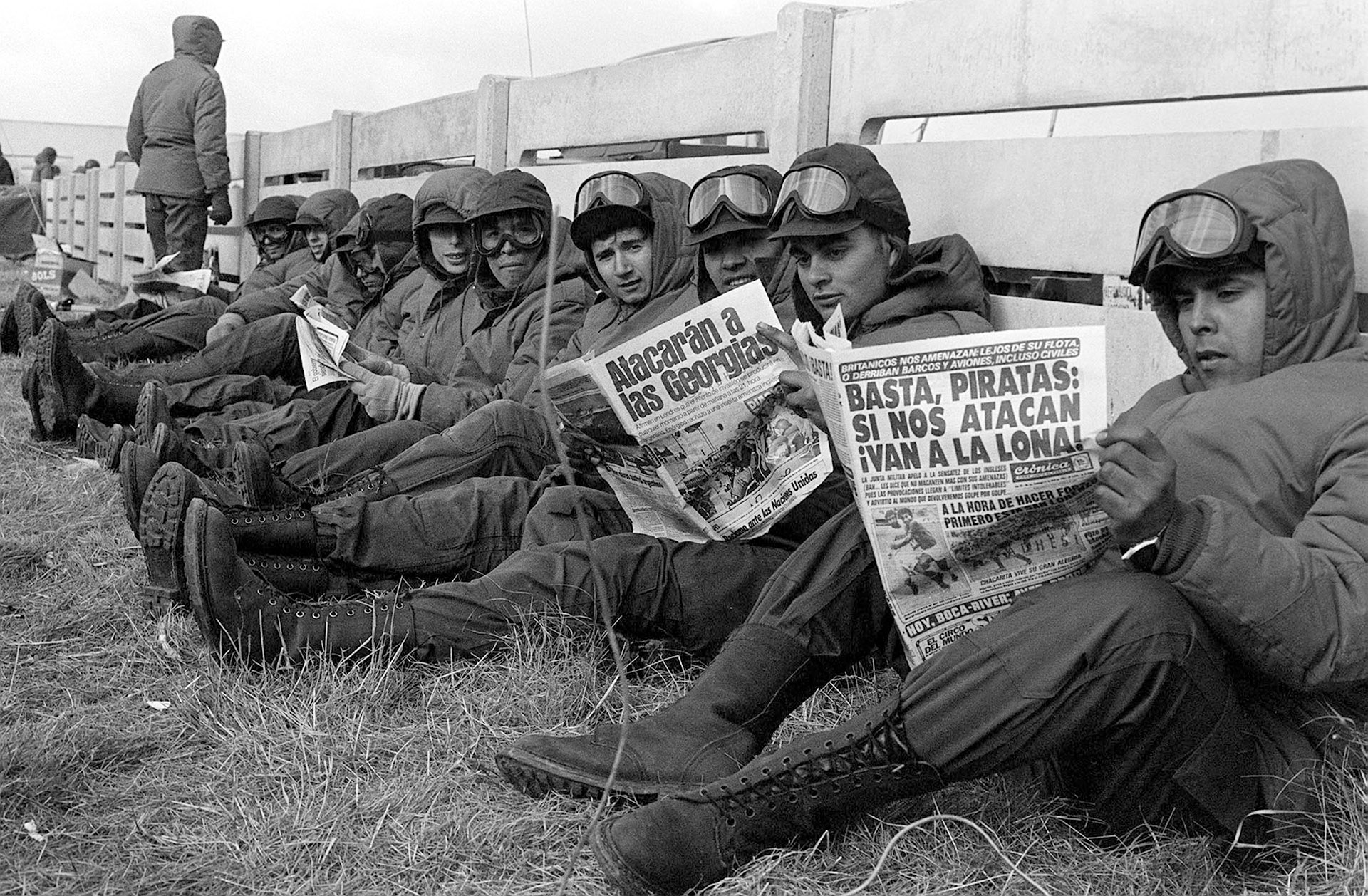 Los soldados, durante un descanso, se enteran de las novedades. Fotografía Román von Eckstein.