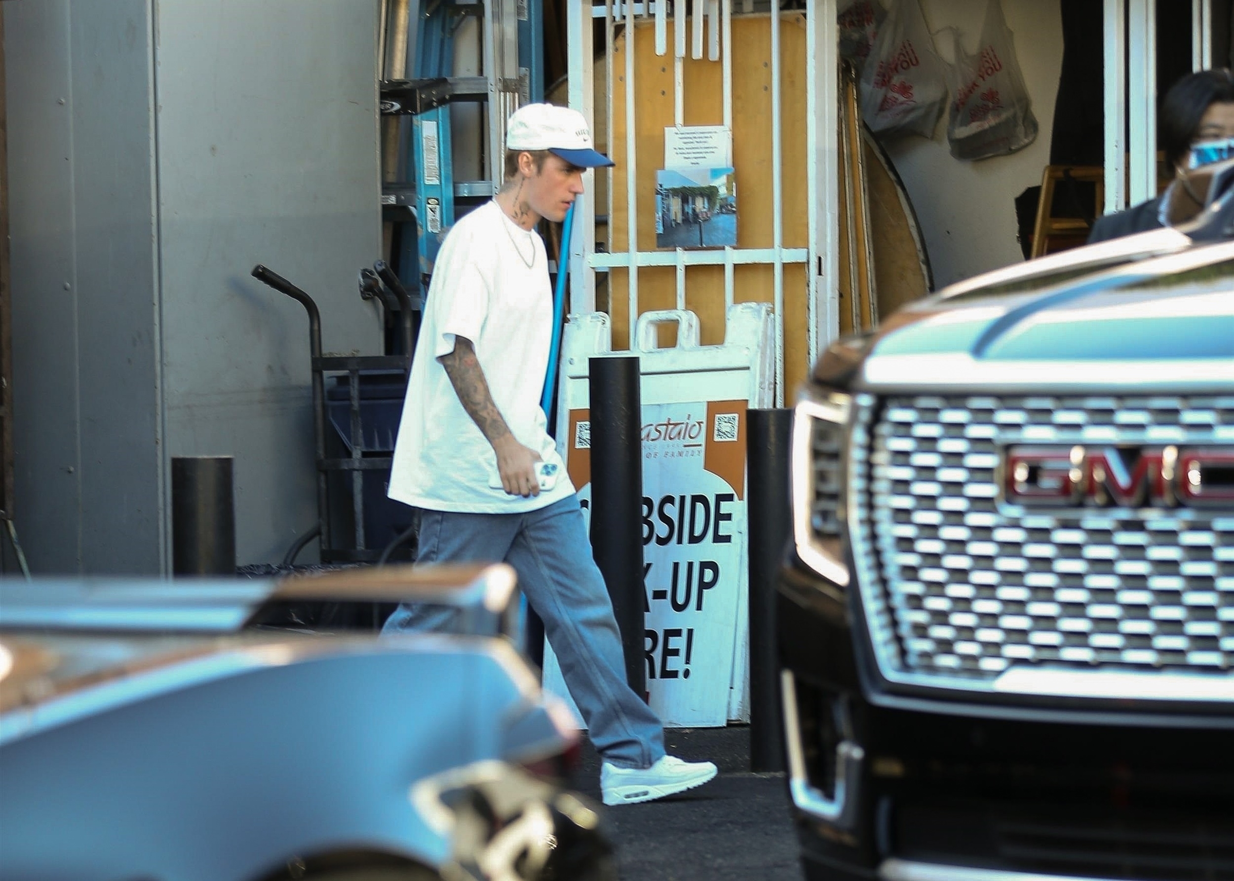 Justin Bieber regresa a su camioneta con su guardaespaldas después del almuerzo en Il Pastaio en Beverly Hills (Fotos: The Grosby Group)