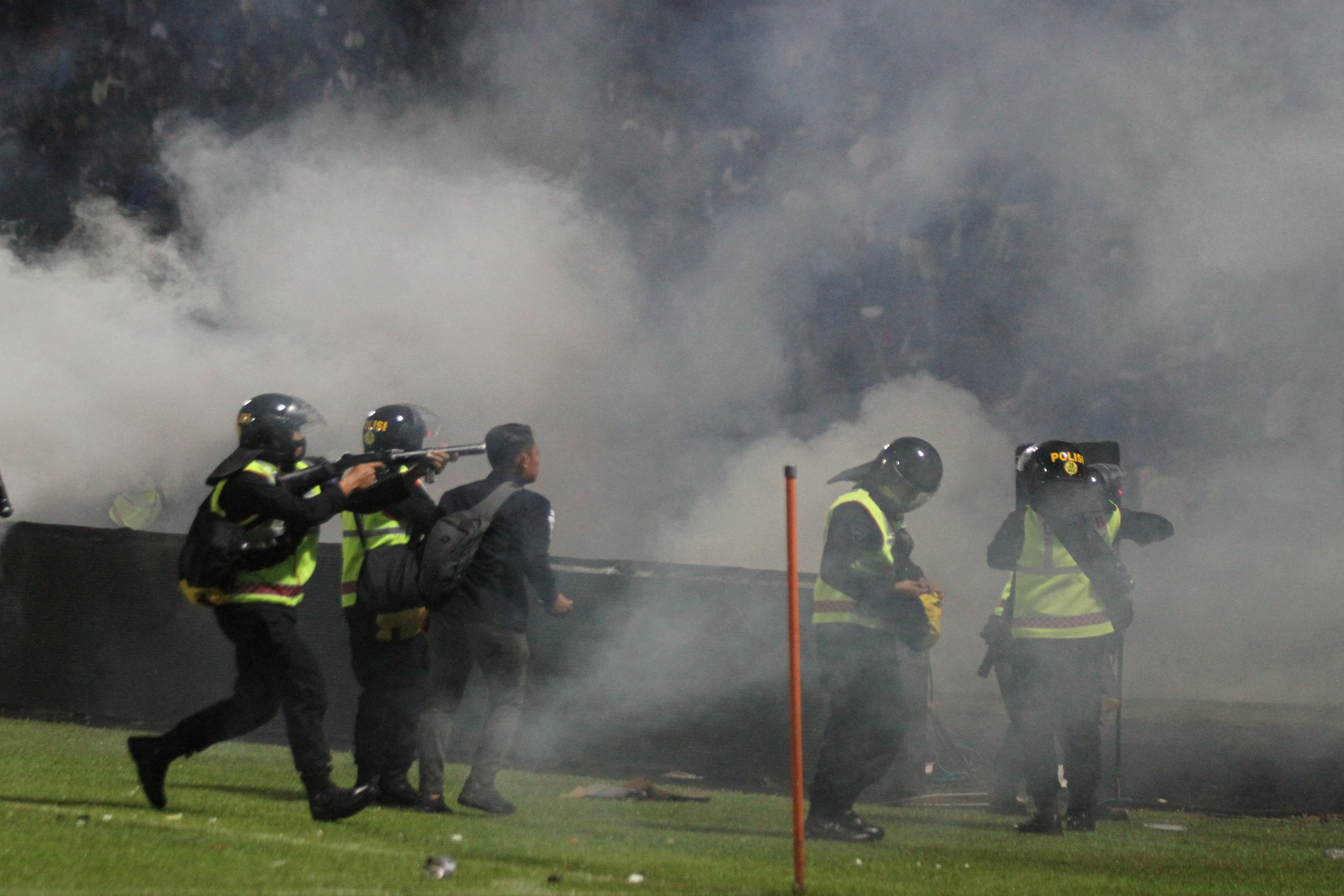 La policía disparó con gases lacrimógenos contra los fanáticos (Reuters)