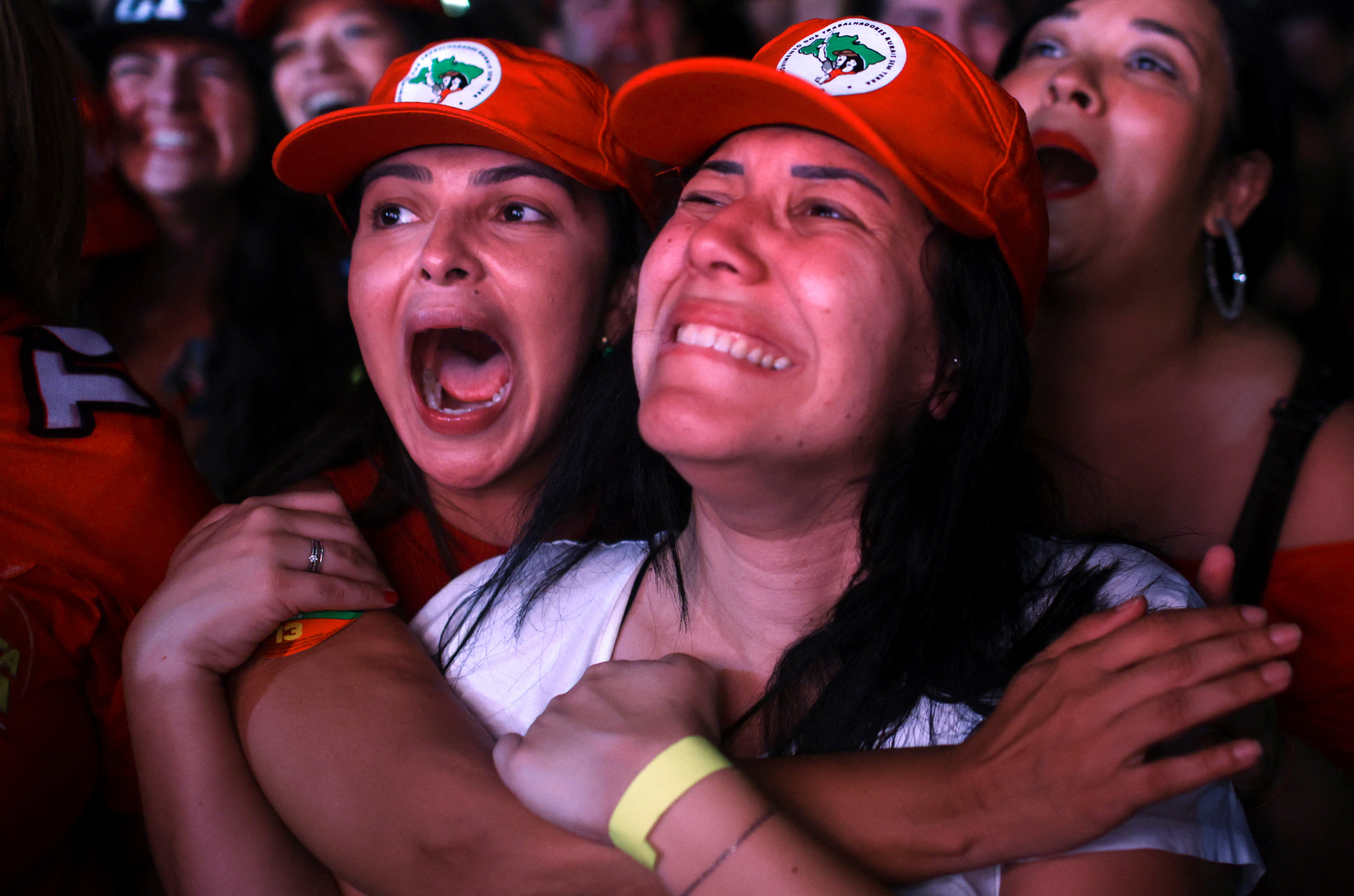 Los partidarios del ex presidente y candidato presidencial de Brasil, Luiz Inacio Lula da Silva, reaccionan mientras se reúnen el día de la segunda vuelta de las elecciones presidenciales brasileñas, en Río de Janeiro, Brasil, el 30 de octubre de 2022 (REUTERS/Ricardo Moraes)