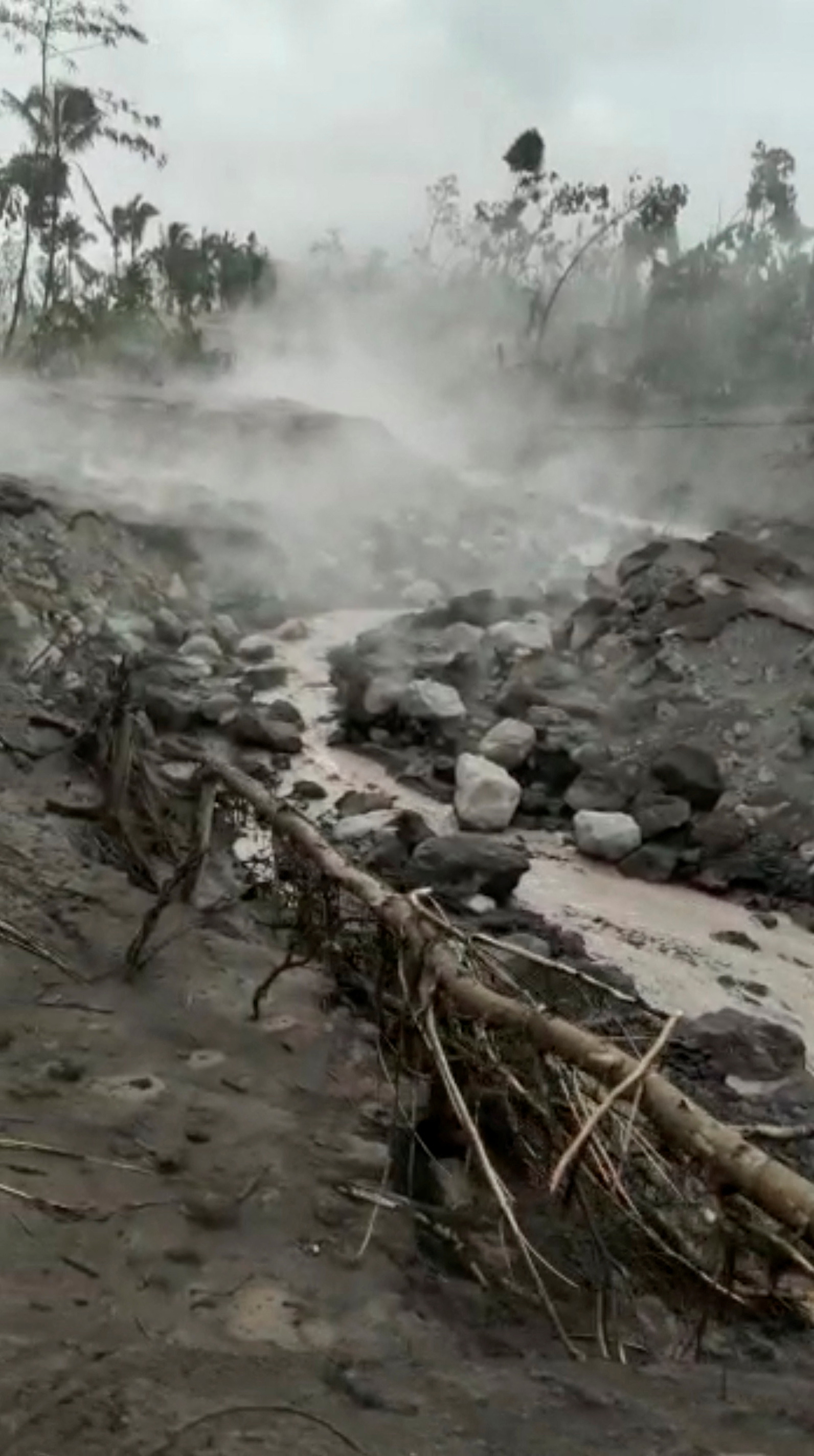 Una vista muestra los escombros después de una erupción del volcán Monte Semeru. Dodik Suryadiawan vía REUTERS