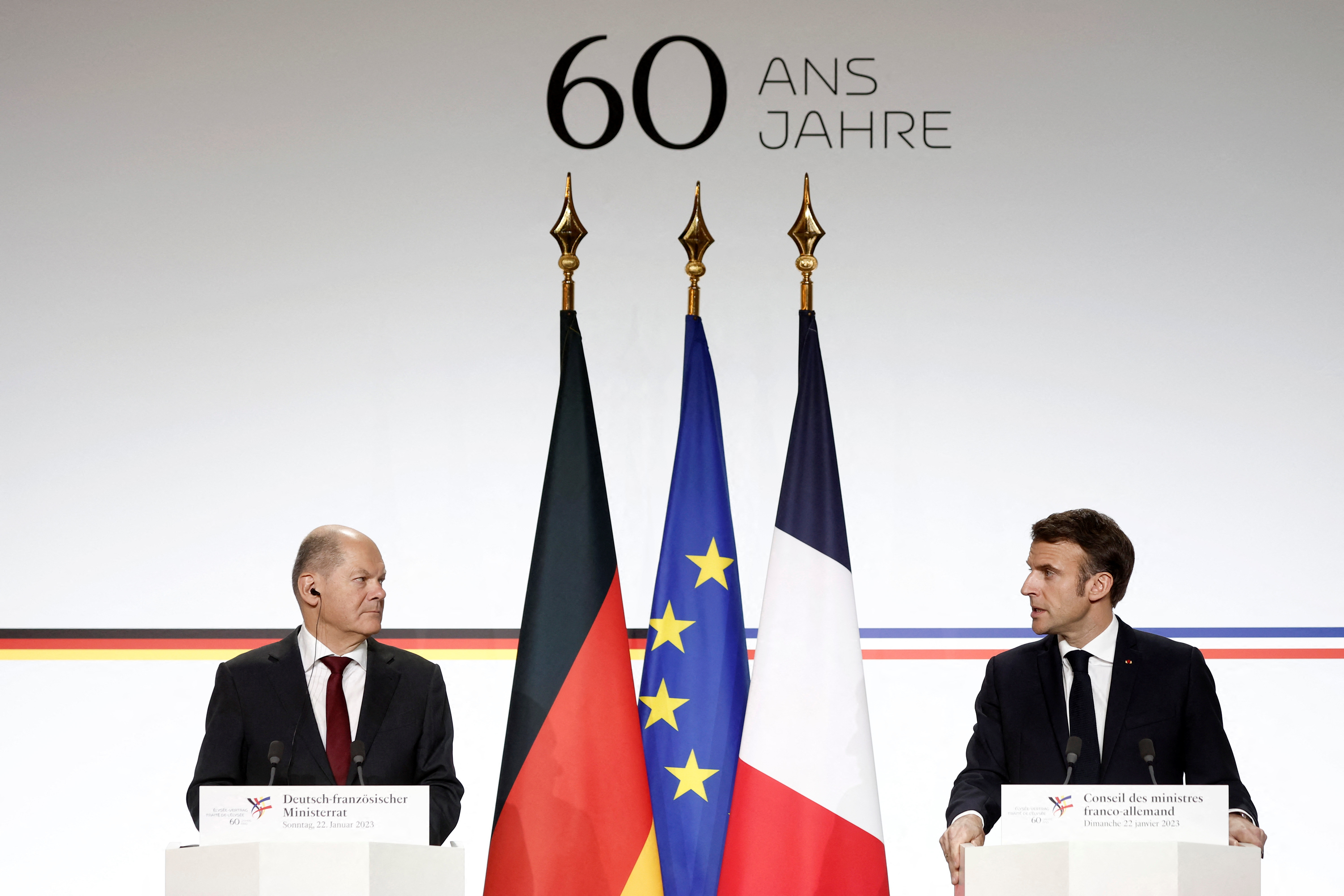 El presidente francés, Emmanuel Macron, y el canciller alemán, Olaf Scholz, asisten a una rueda de prensa conjunta como parte de una reunión del gabinete conjunto franco-alemán en el Palacio del Elíseo en París, Francia, 22 de enero de 2023 (REUTERS)